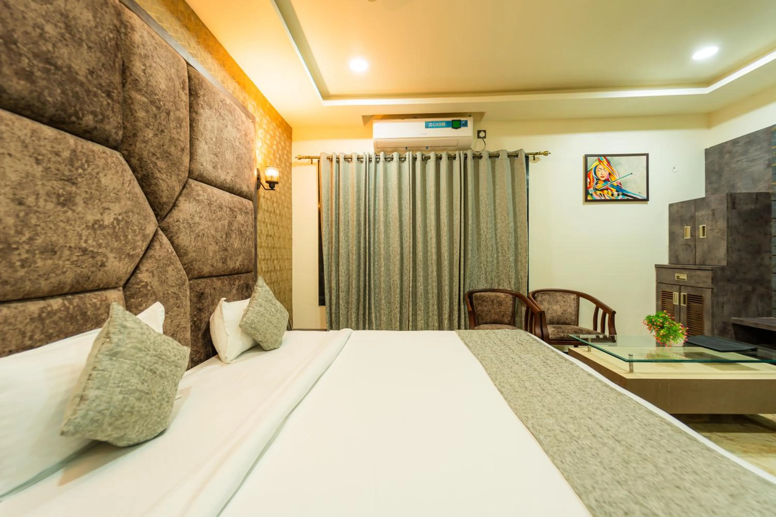 Bedroom, Bed in Hotel Royal Palace