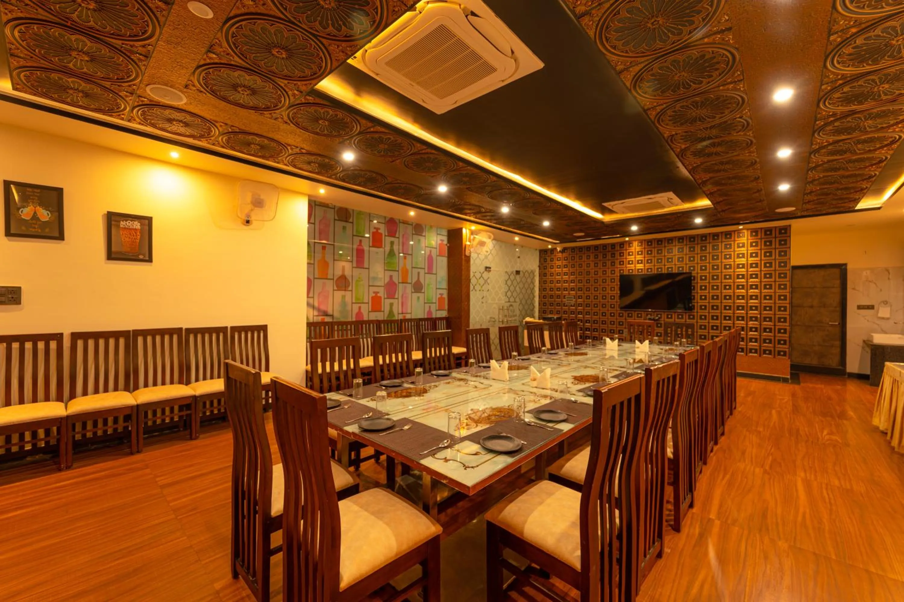 Restaurant/places to eat in Hotel Royal Palace