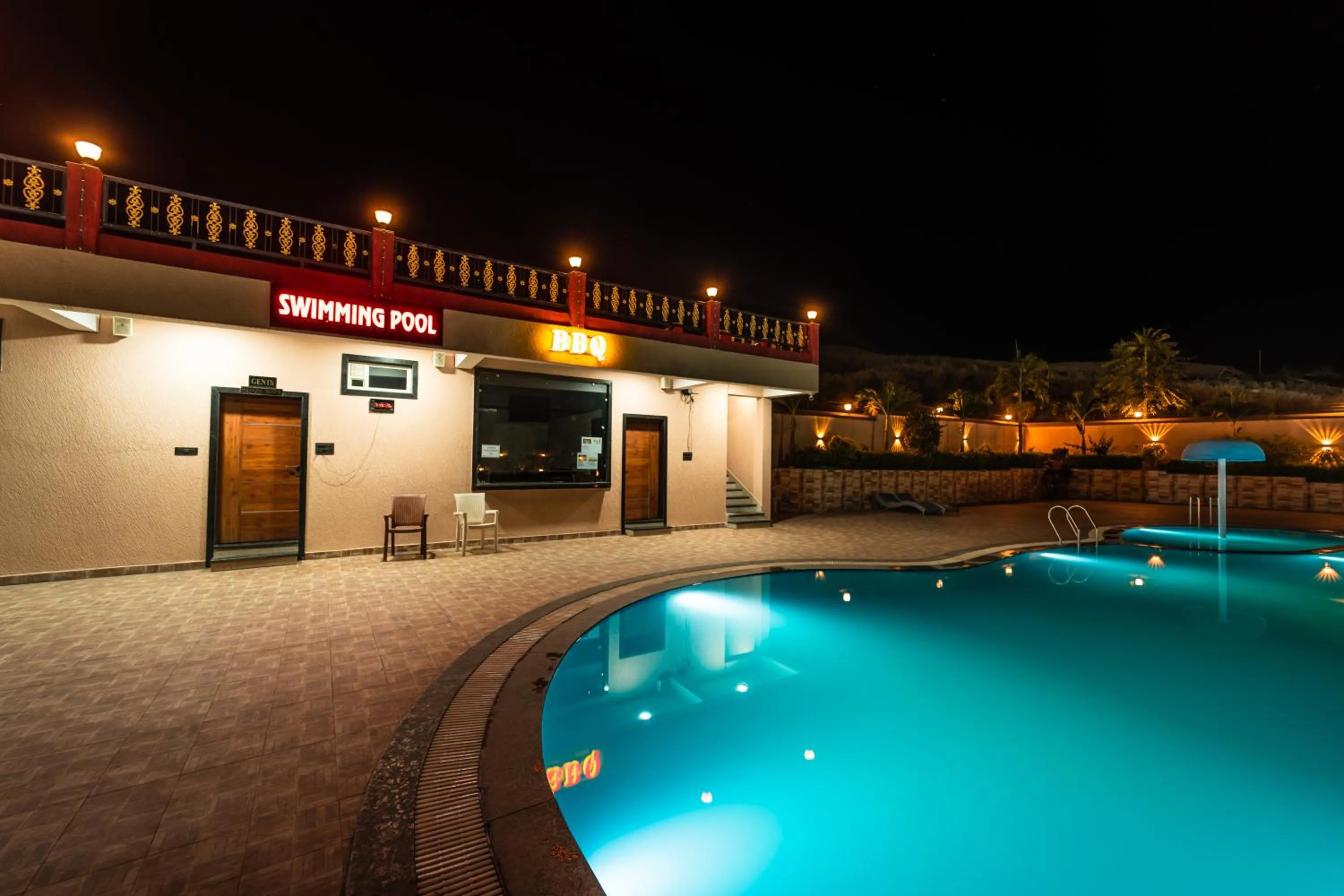Swimming pool in Hotel Royal Palace