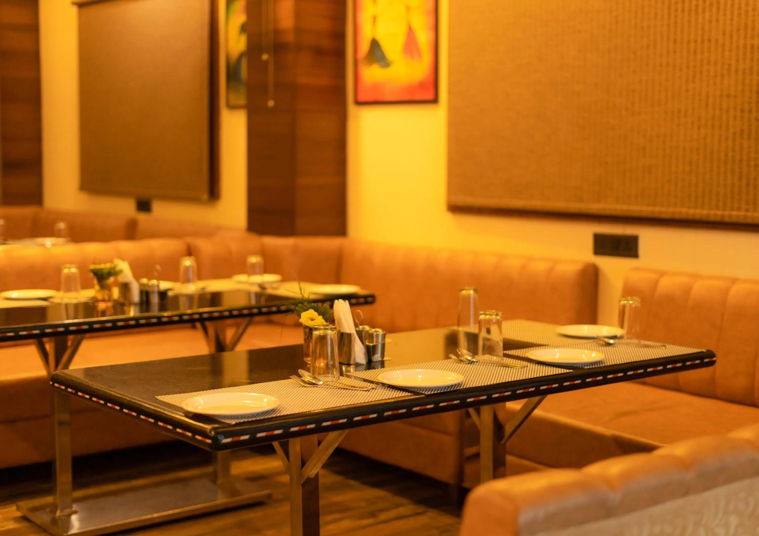 Restaurant/places to eat in Hotel Royal Palace