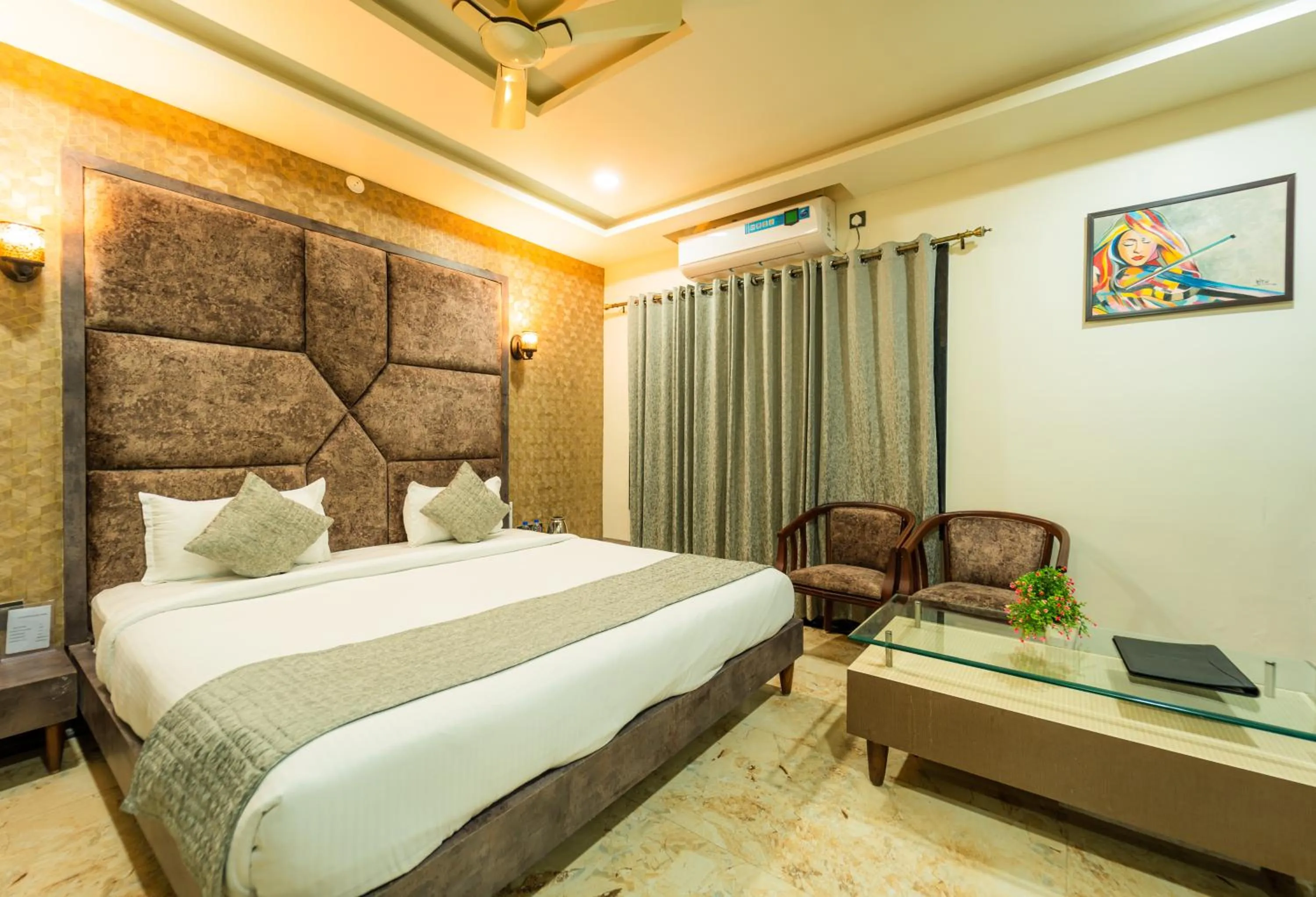 Bedroom, Bed in Hotel Royal Palace