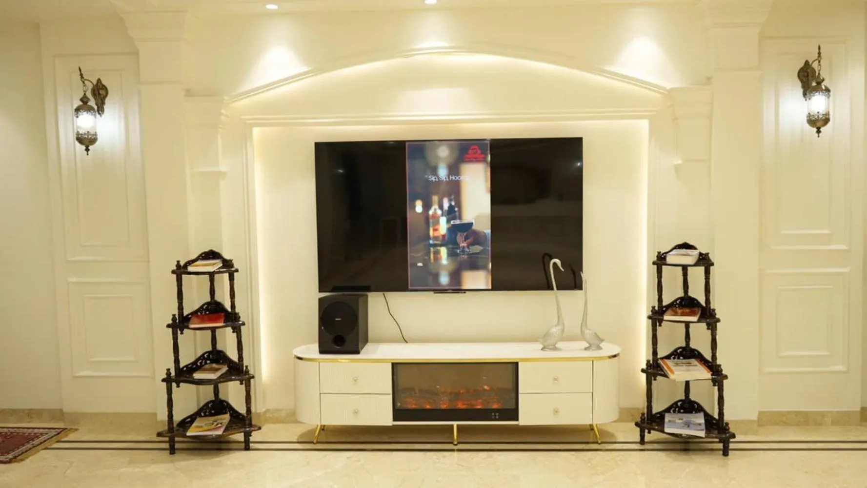 Communal lounge/ TV room in Hotel Royal Palace