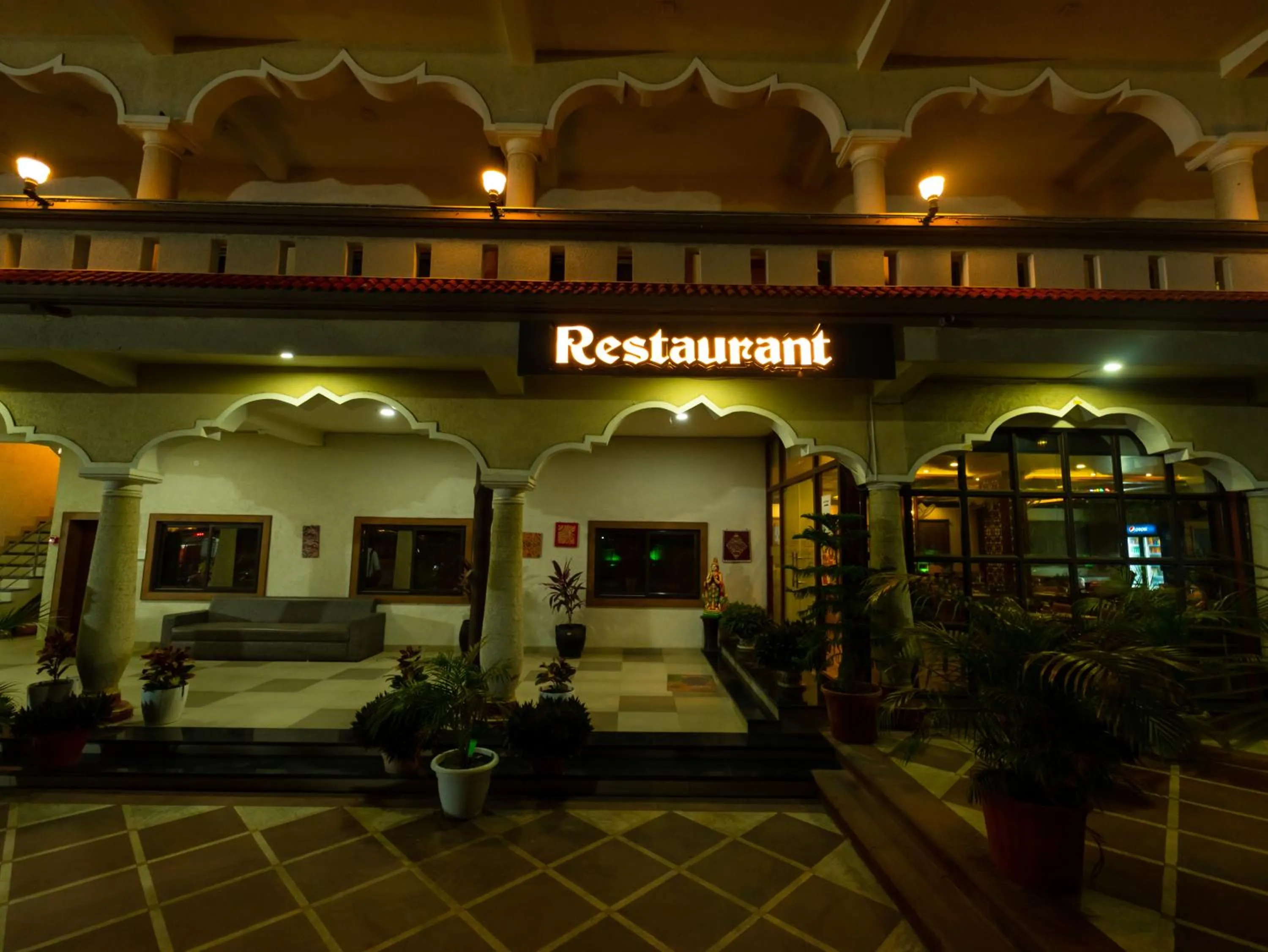 Restaurant/places to eat in Hotel Royal Palace