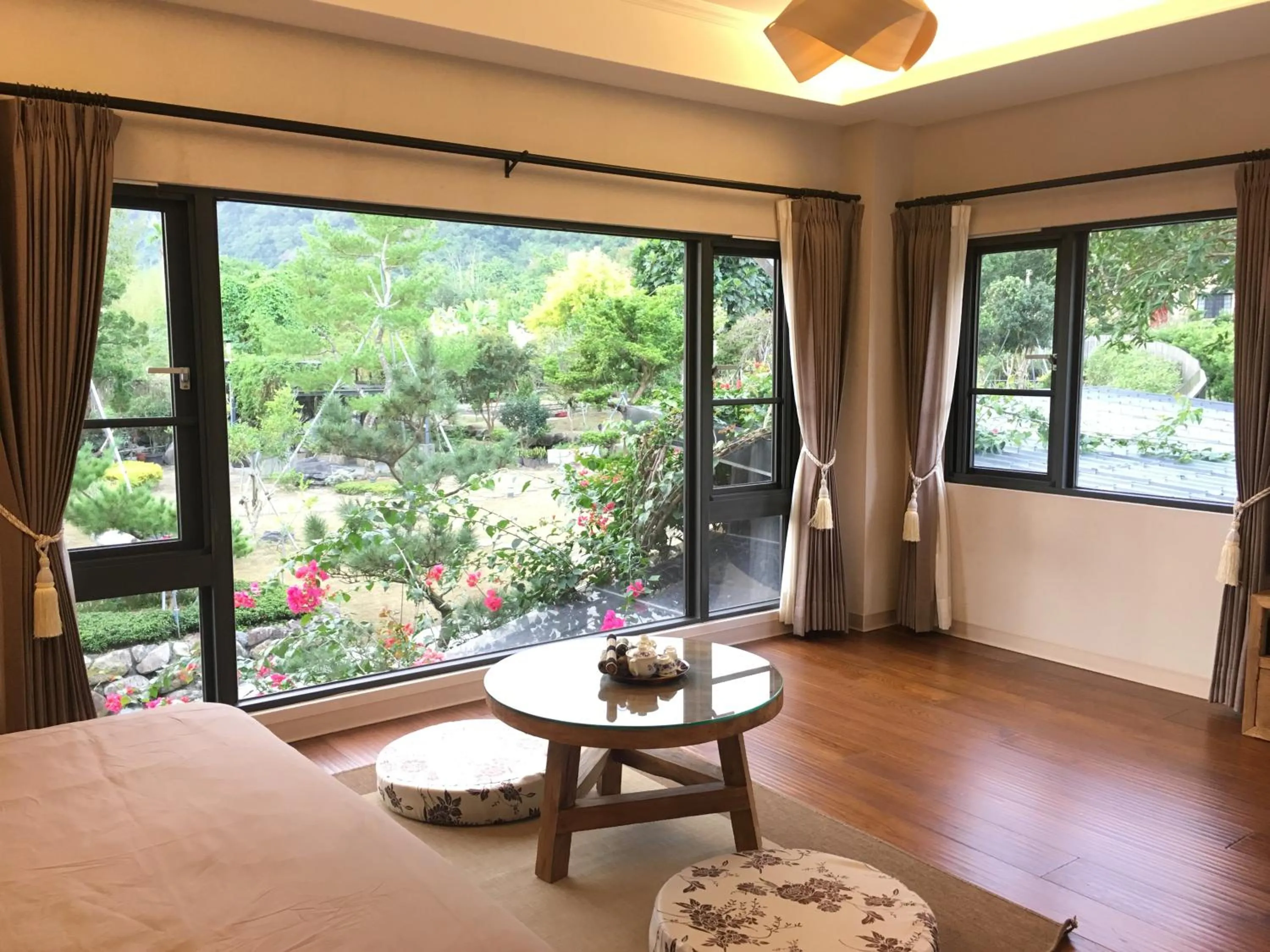 Garden view, Bed in 鄉道茶屋 Country Road B&B