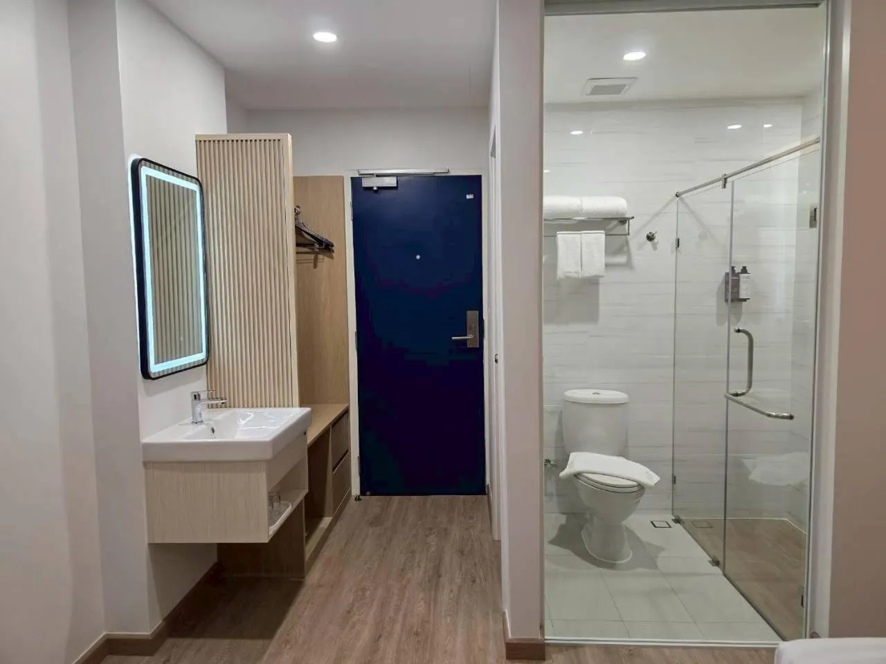 Shower in HOUSE HOTEL Central Pattaya