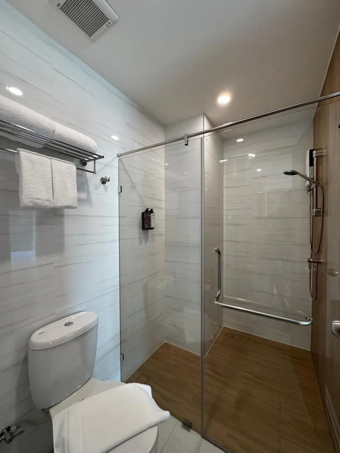 Shower in HOUSE HOTEL Central Pattaya