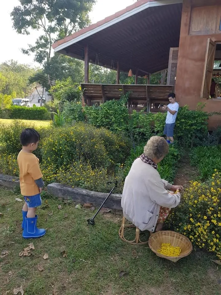Staff in COOLLiving Farmhouse Organic