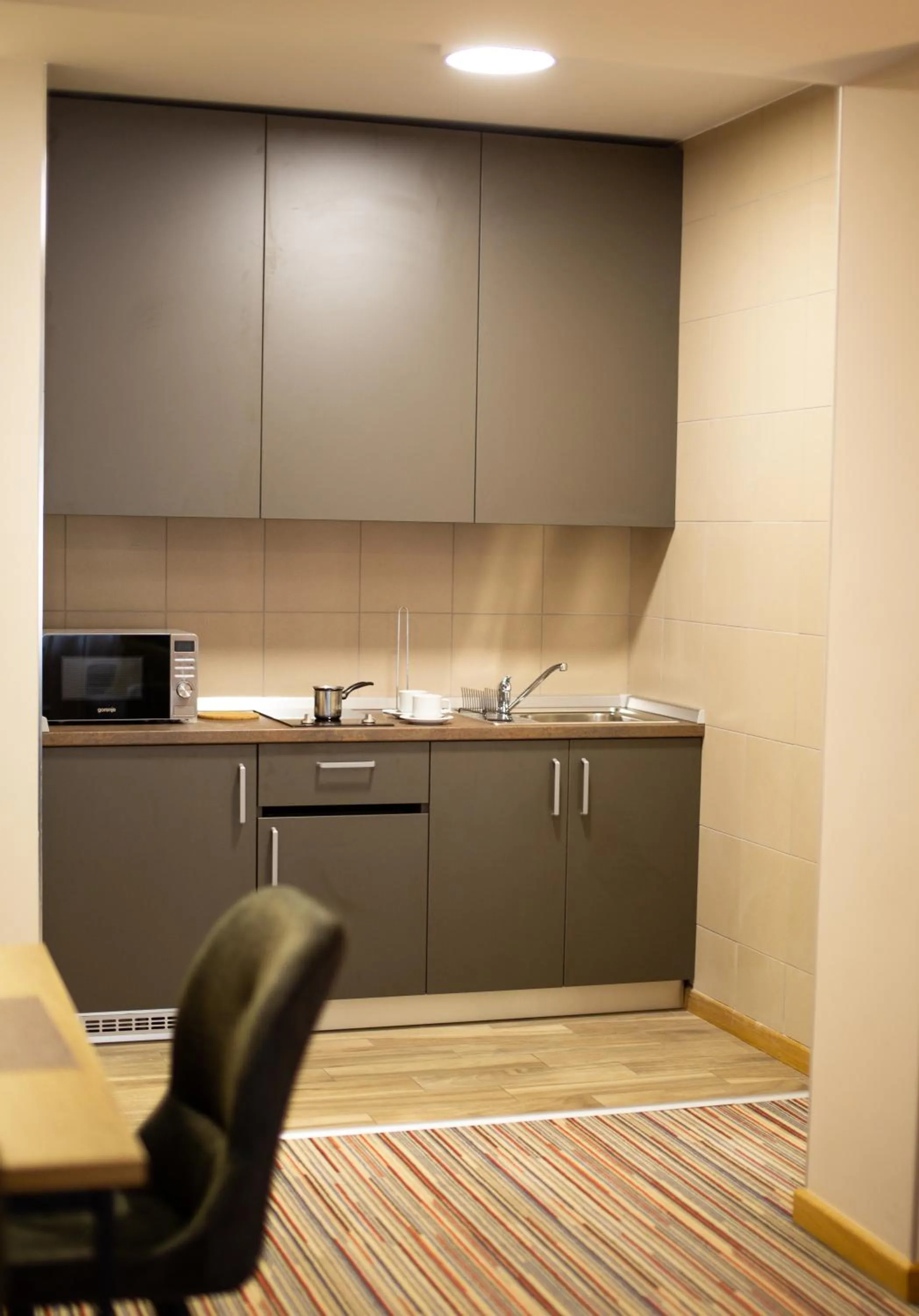 Kitchen or kitchenette in Hotel TESLA - Smart Stay Garni