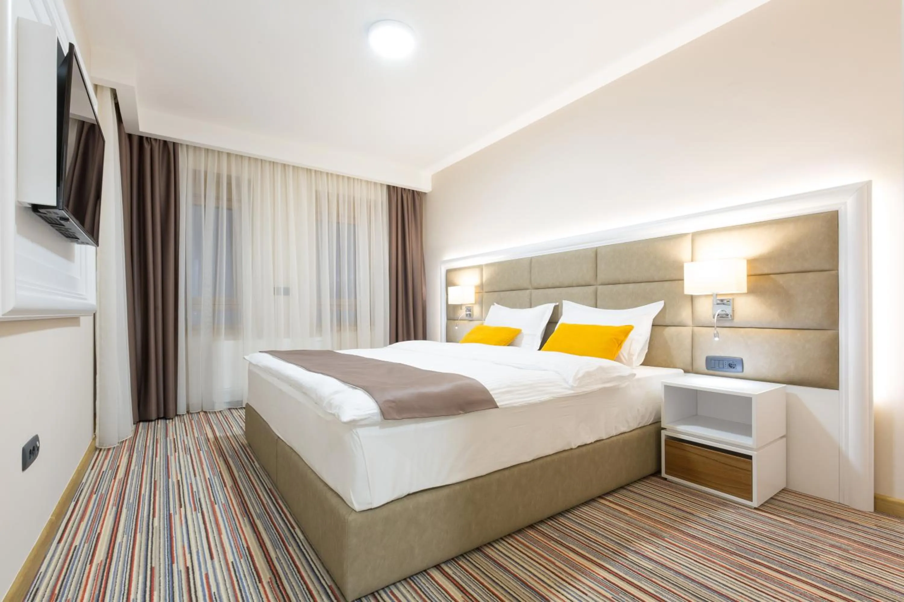 Bed in Hotel TESLA - Smart Stay Garni