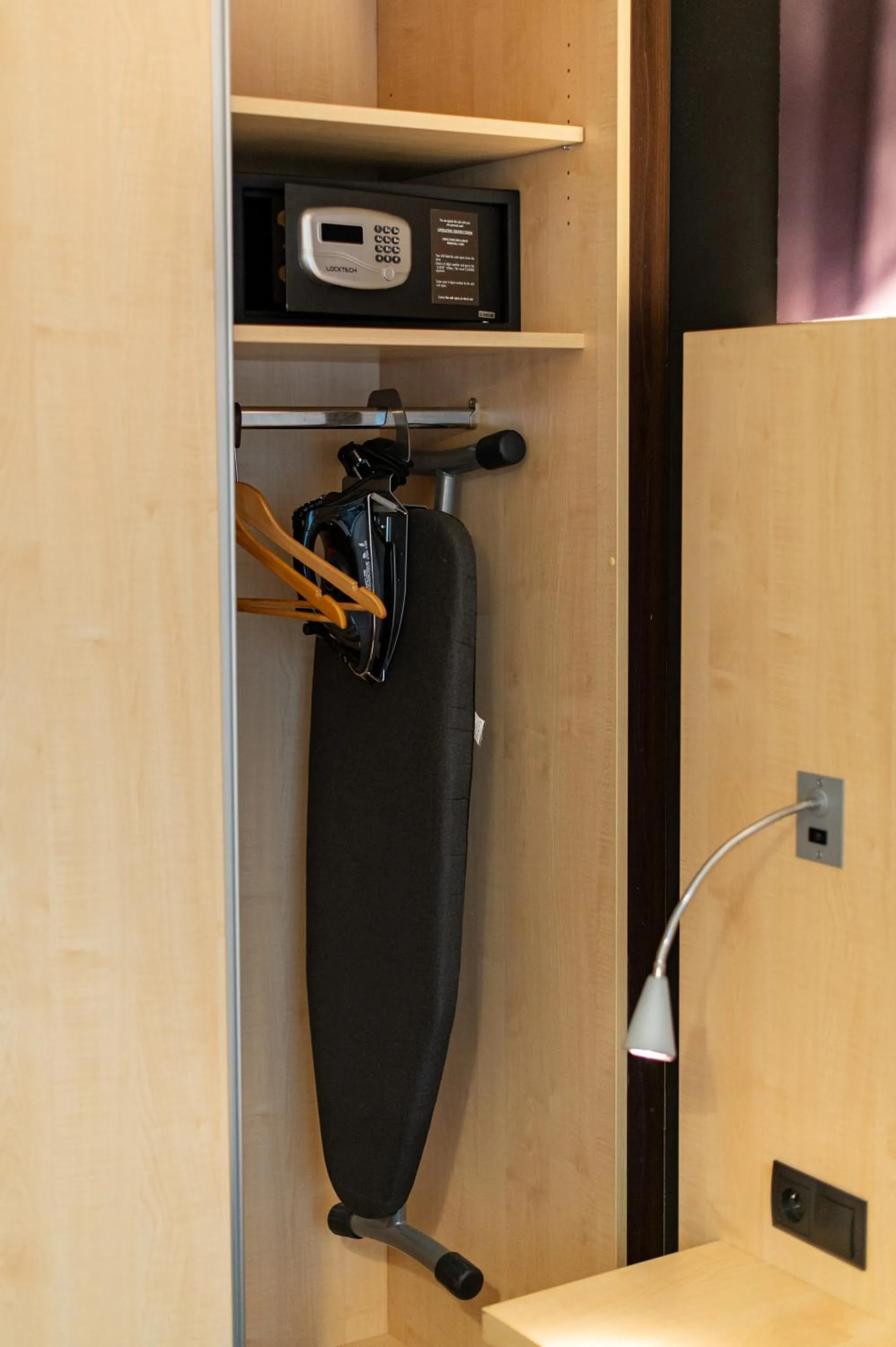 wardrobe in Hotel & Aparthotel Alize Mouscron