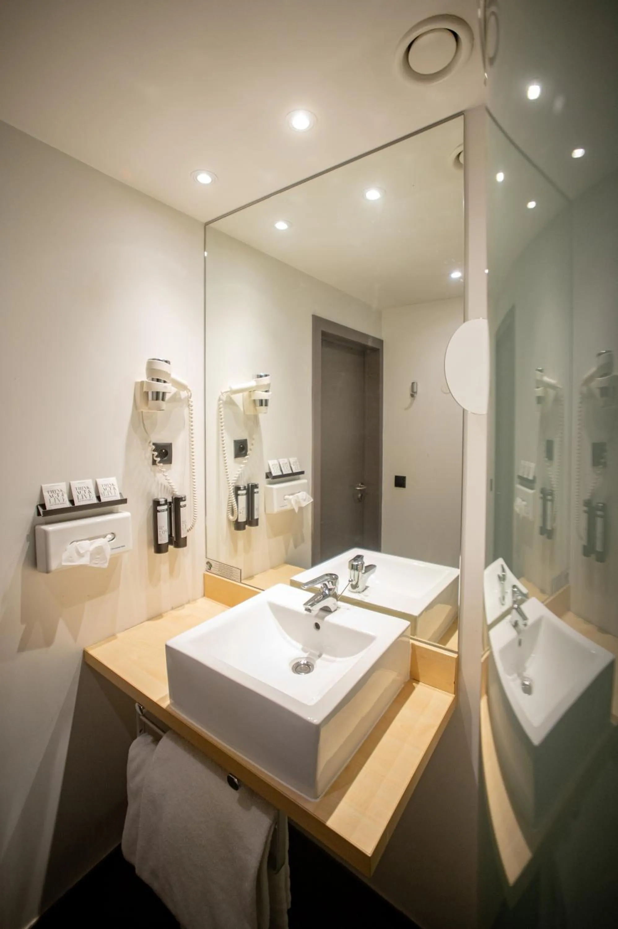 Bathroom, Bed in Hotel & Aparthotel Alize Mouscron