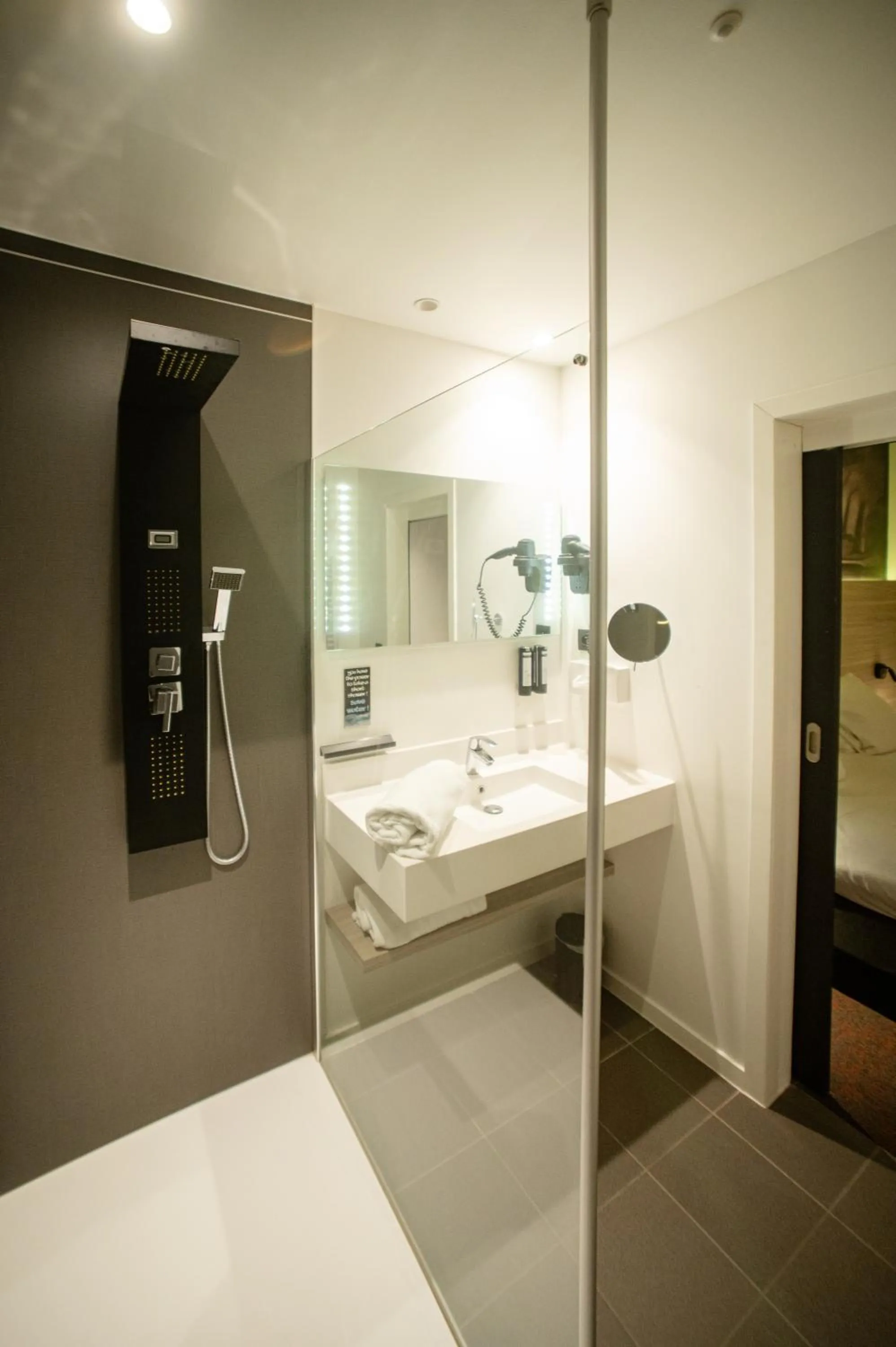 Bathroom, Bed in Hotel & Aparthotel Alize Mouscron