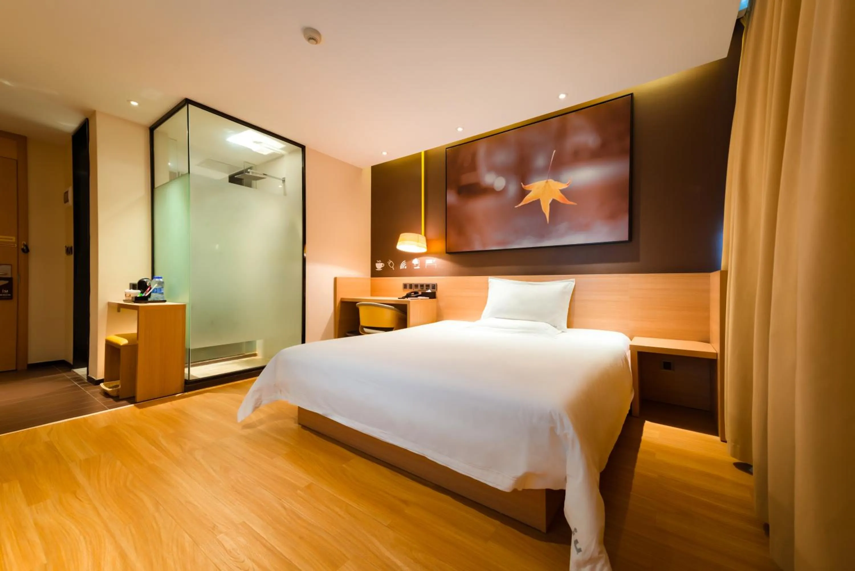 Photo of the whole room, Bed in IU Hotel Shanghai Dongchuan Road Metro Station