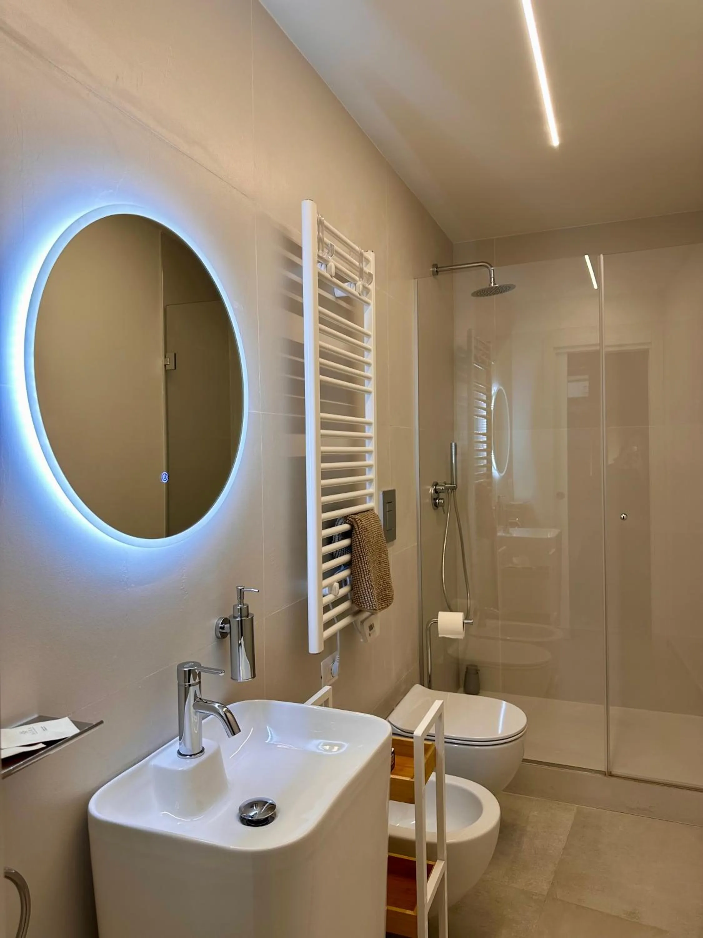 Shower in B&B re apartments Palazzo Muscati