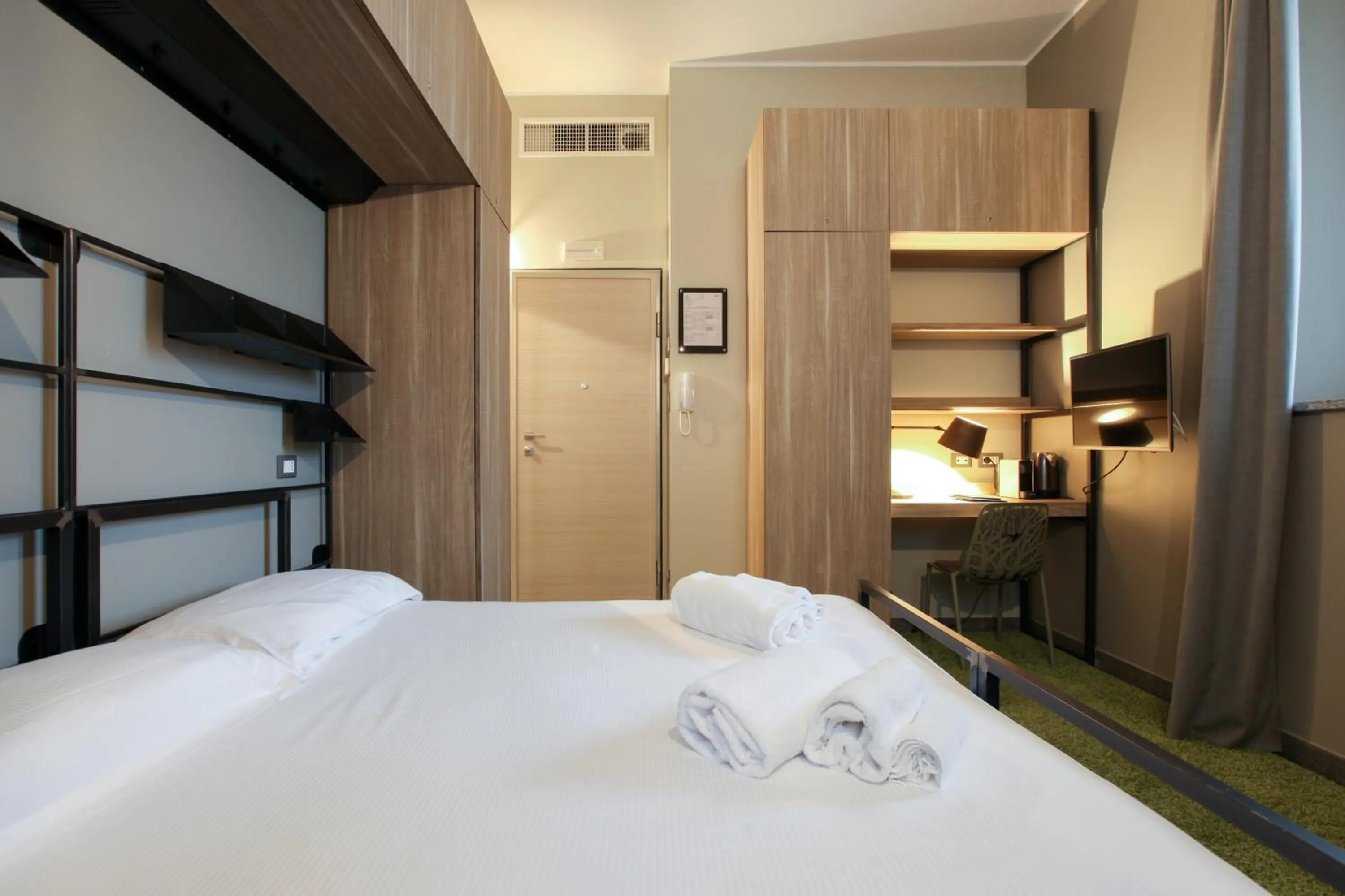 Photo of the whole room, Bed in VERSOVERDE HOTEL Alzaia Naviglio Grande