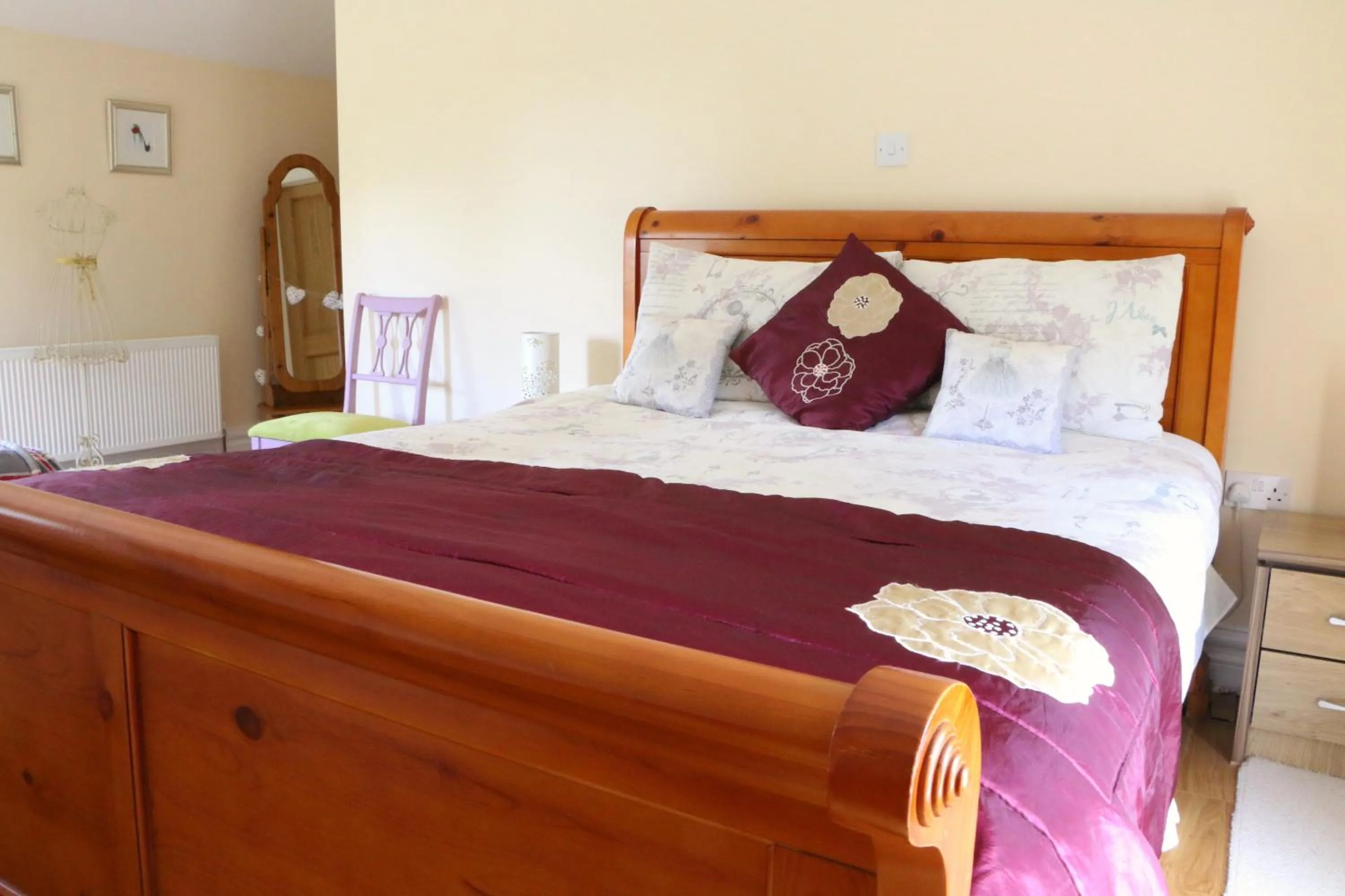 Bed in Emy Lakehouse - near Castle Leslie, Glaslough