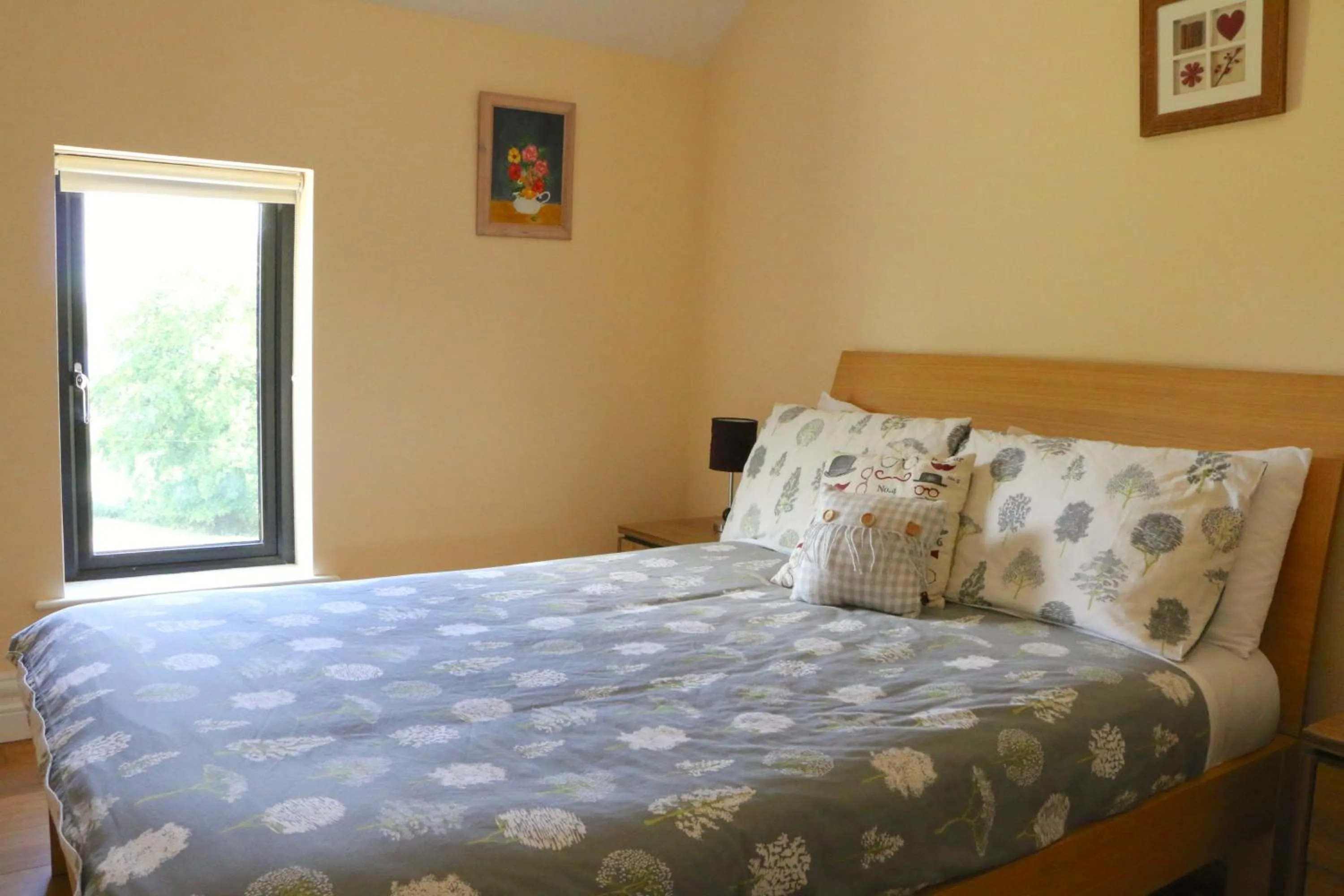 Bed in Emy Lakehouse - near Castle Leslie, Glaslough