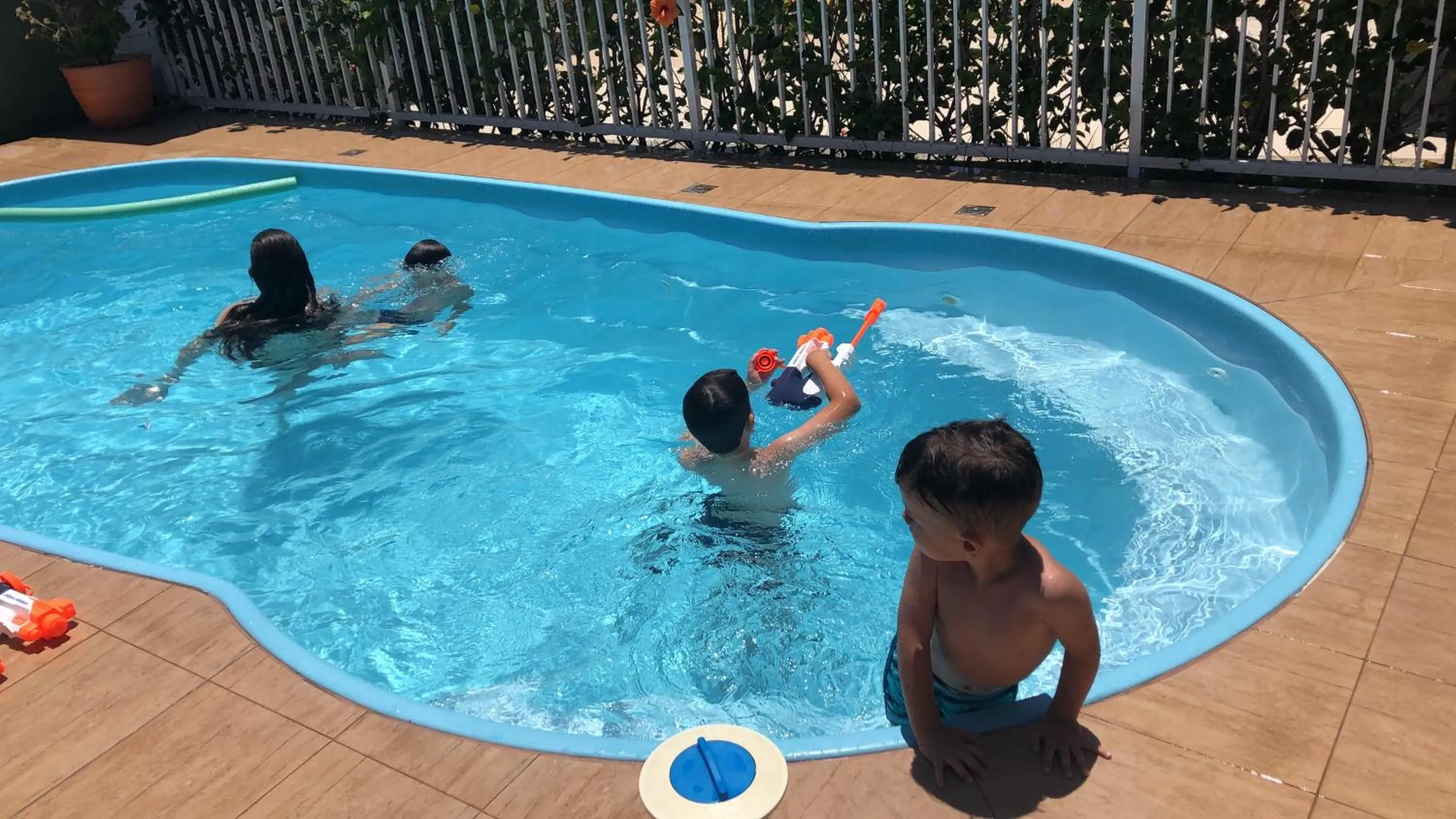 People in Pousada Mar de Almirante