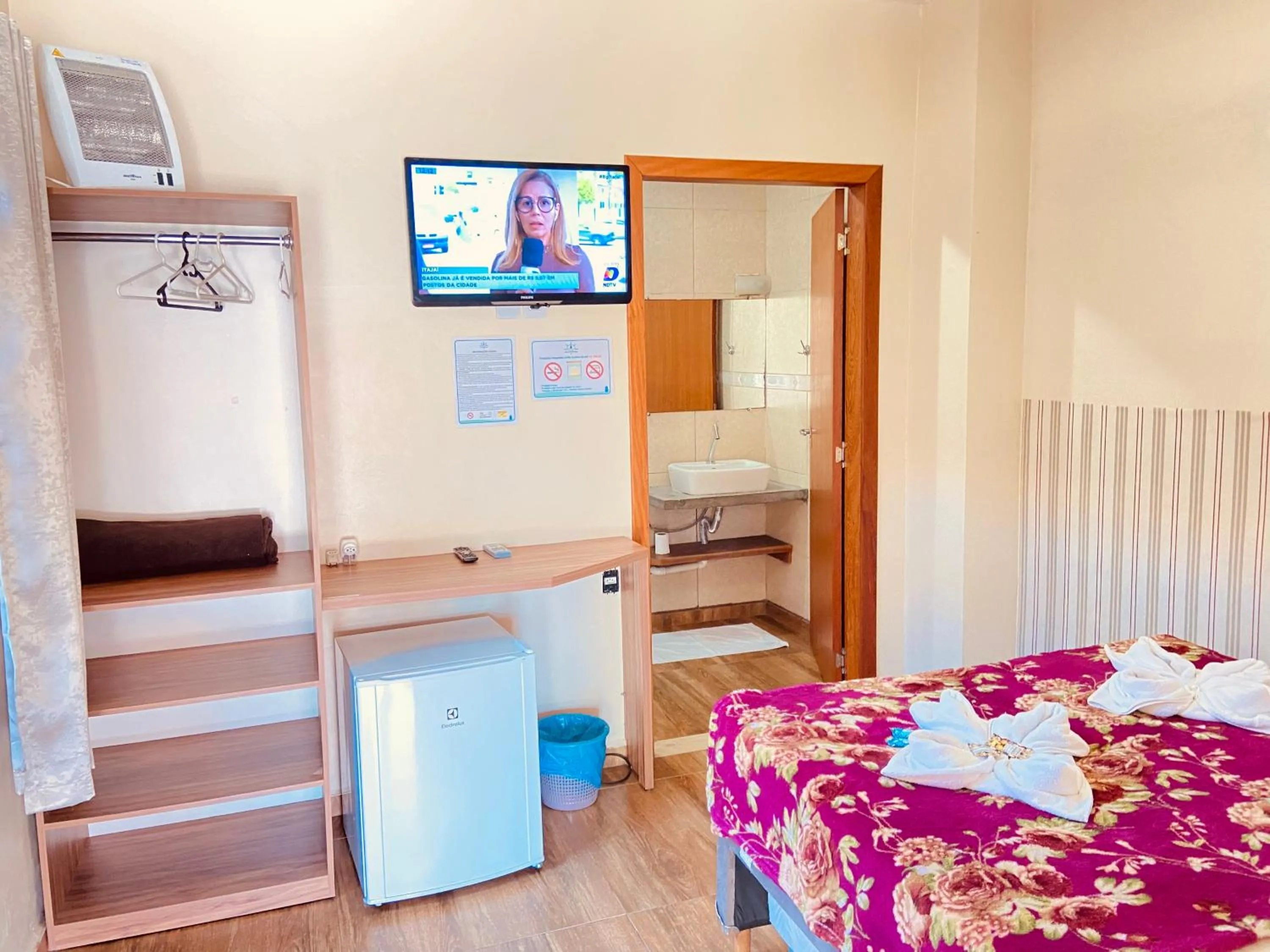 TV and multimedia in Pousada Mar de Almirante