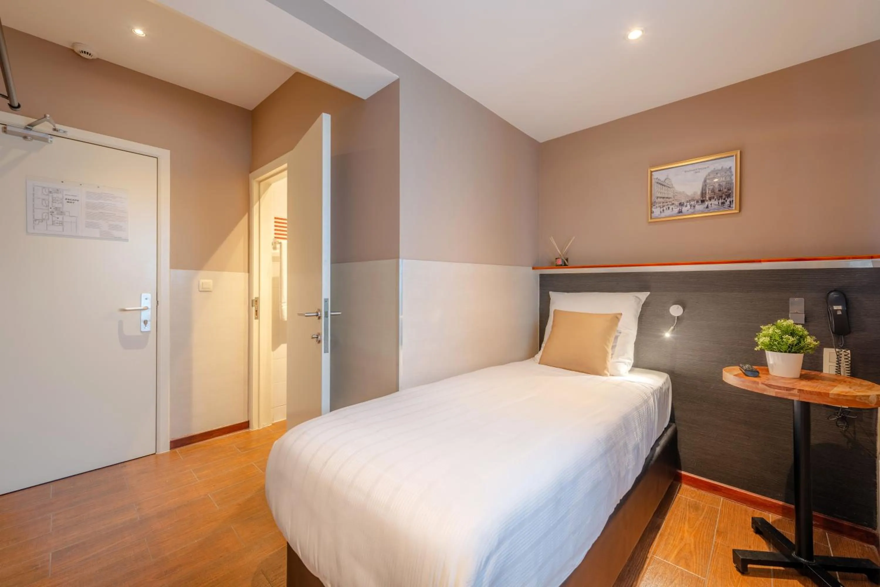 Photo of the whole room, Bed in Hotel Barry