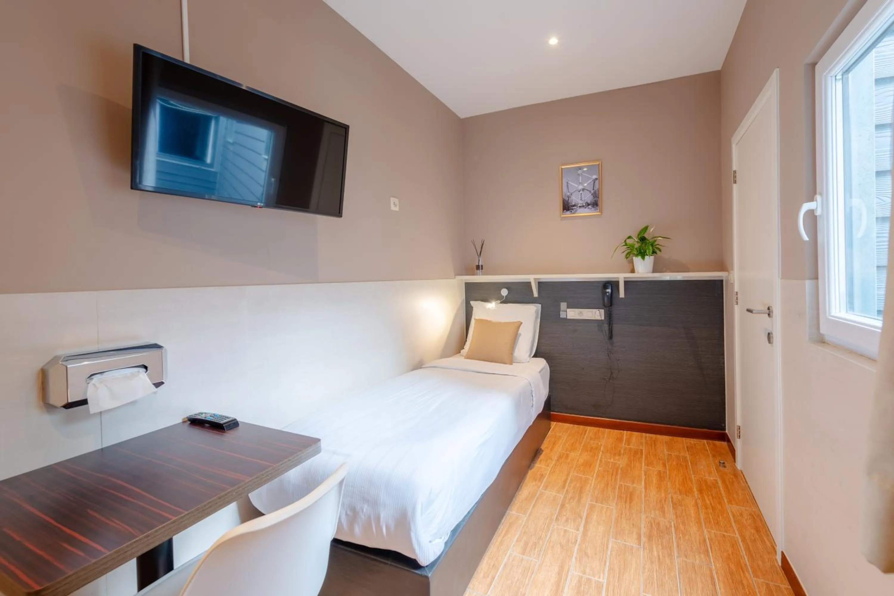 Photo of the whole room, Bed in Hotel Barry