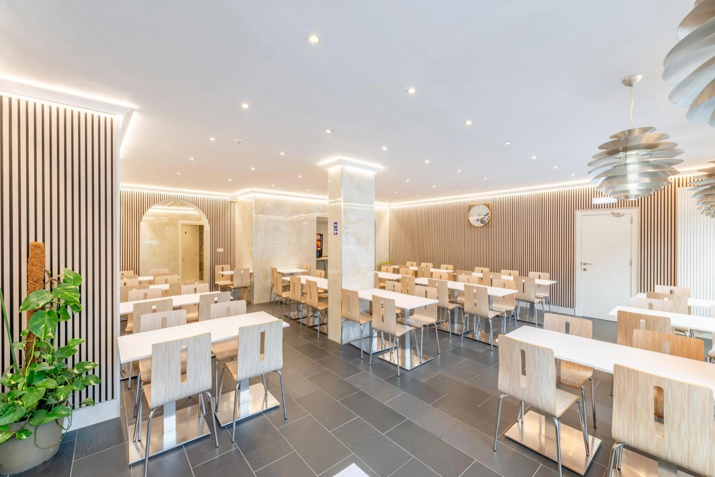 Restaurant/places to eat in Hotel Barry