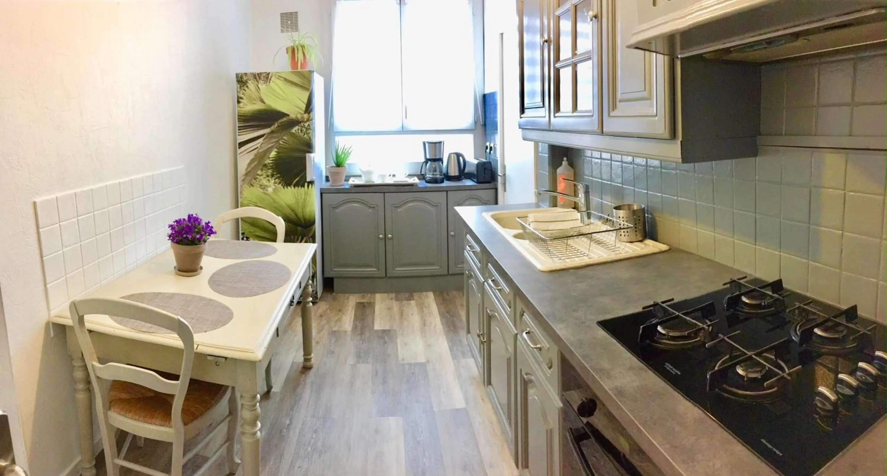 Communal kitchen in NATURALBNB - Chambres d'hôtes bios, éthiques - Au calme, confort dans résidence fermée - PARKING GRATUIT et sécurisé - Garage vélos et motos - OFFERT SUPER PETIT DEJEUNER local et bio sucré salé