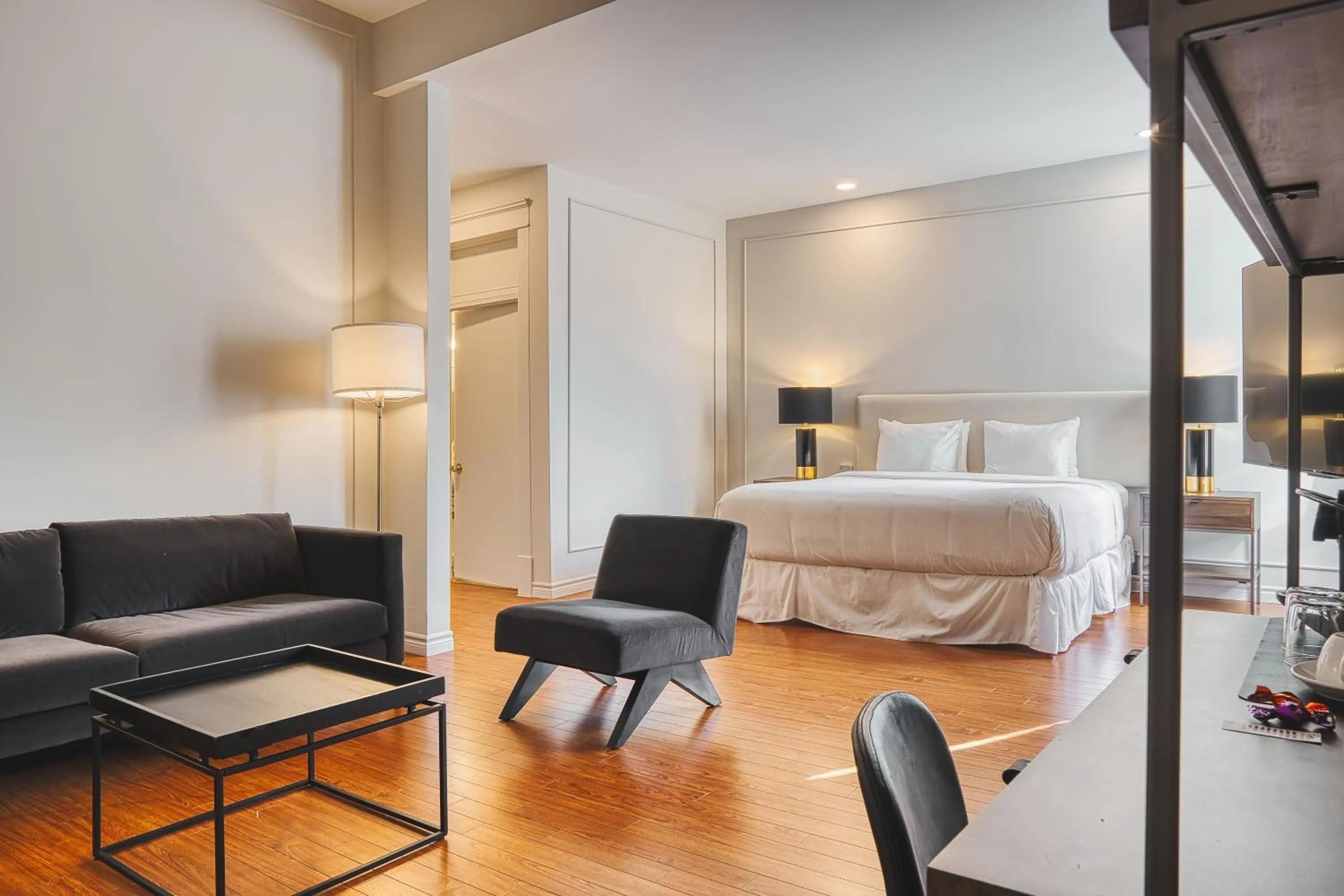 Photo of the whole room, Bed in The Windsor Hotel by Hoco Hotels Collection