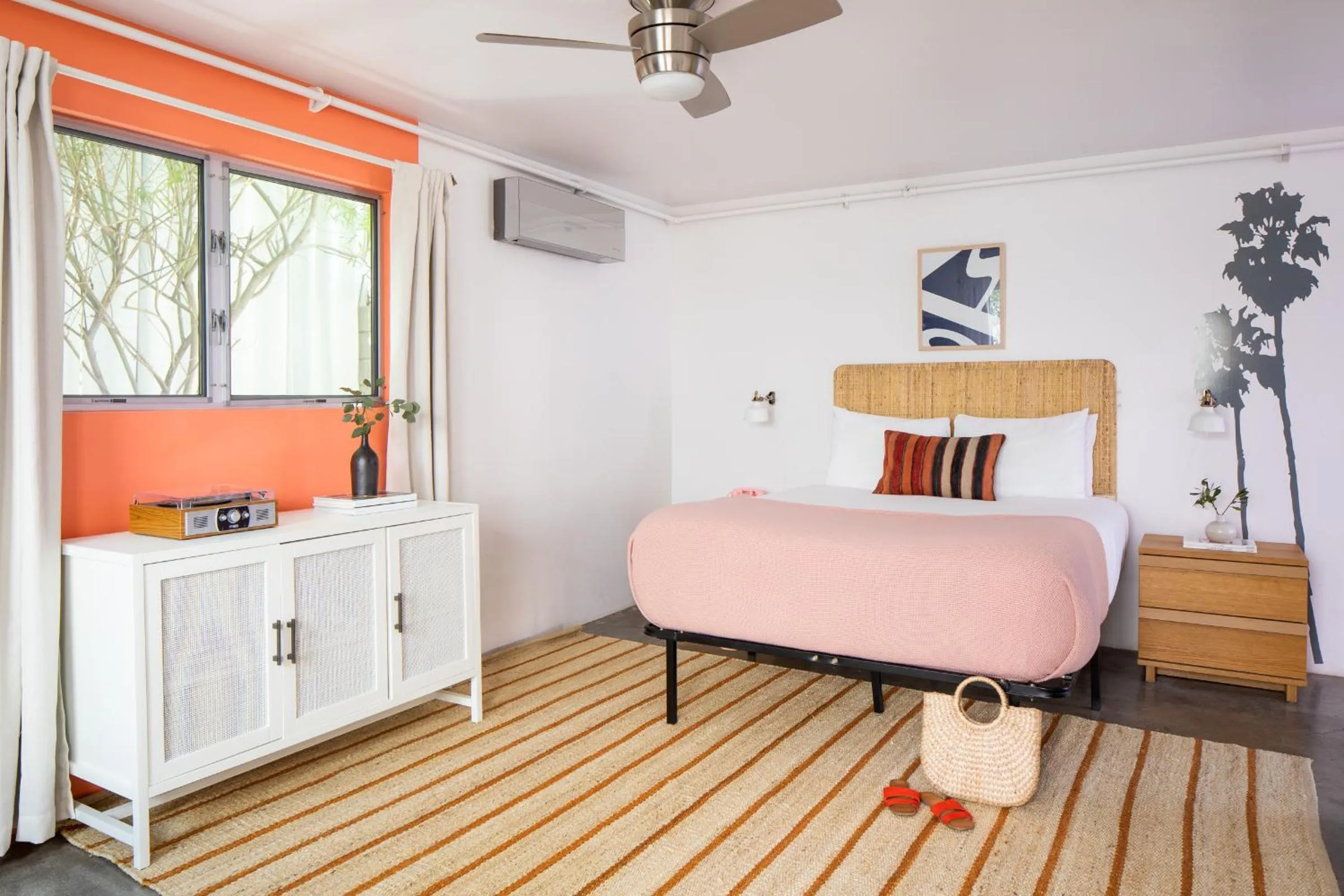 Bed in The Wesley by AvantStay Mid-Century Modern Oasis with Pool