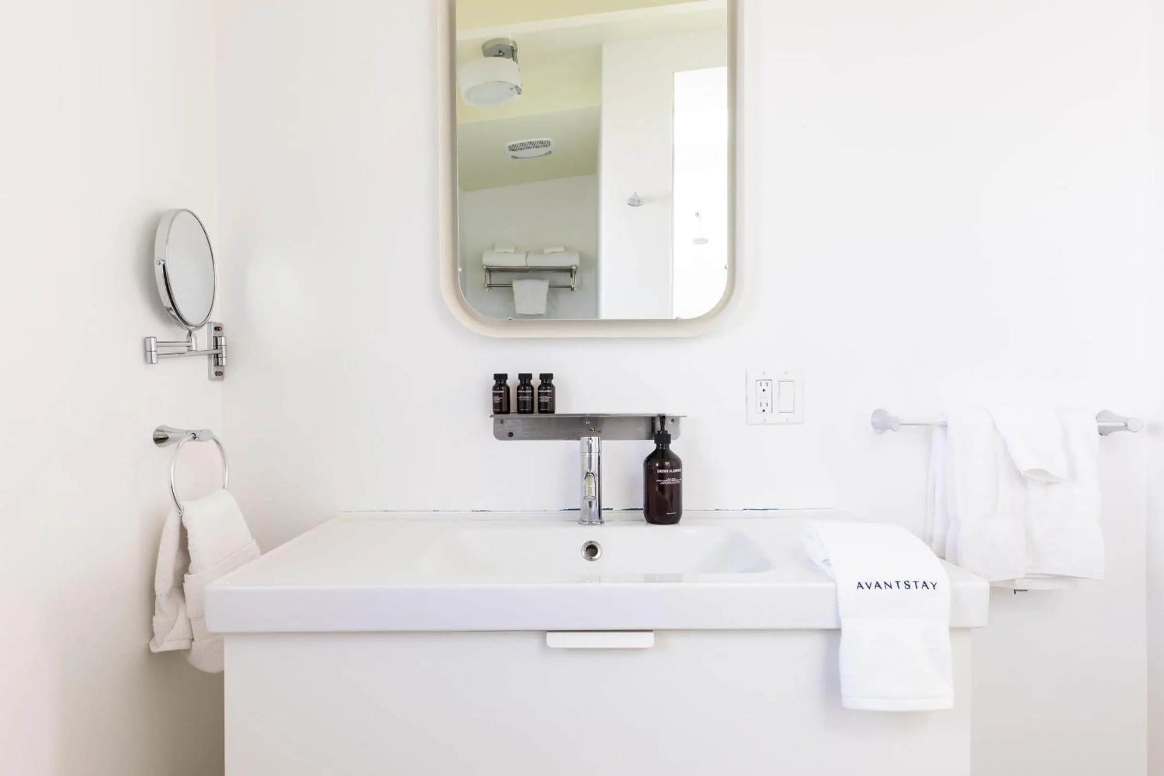 Other in The Wesley by AvantStay Mid-Century Modern Oasis with Pool