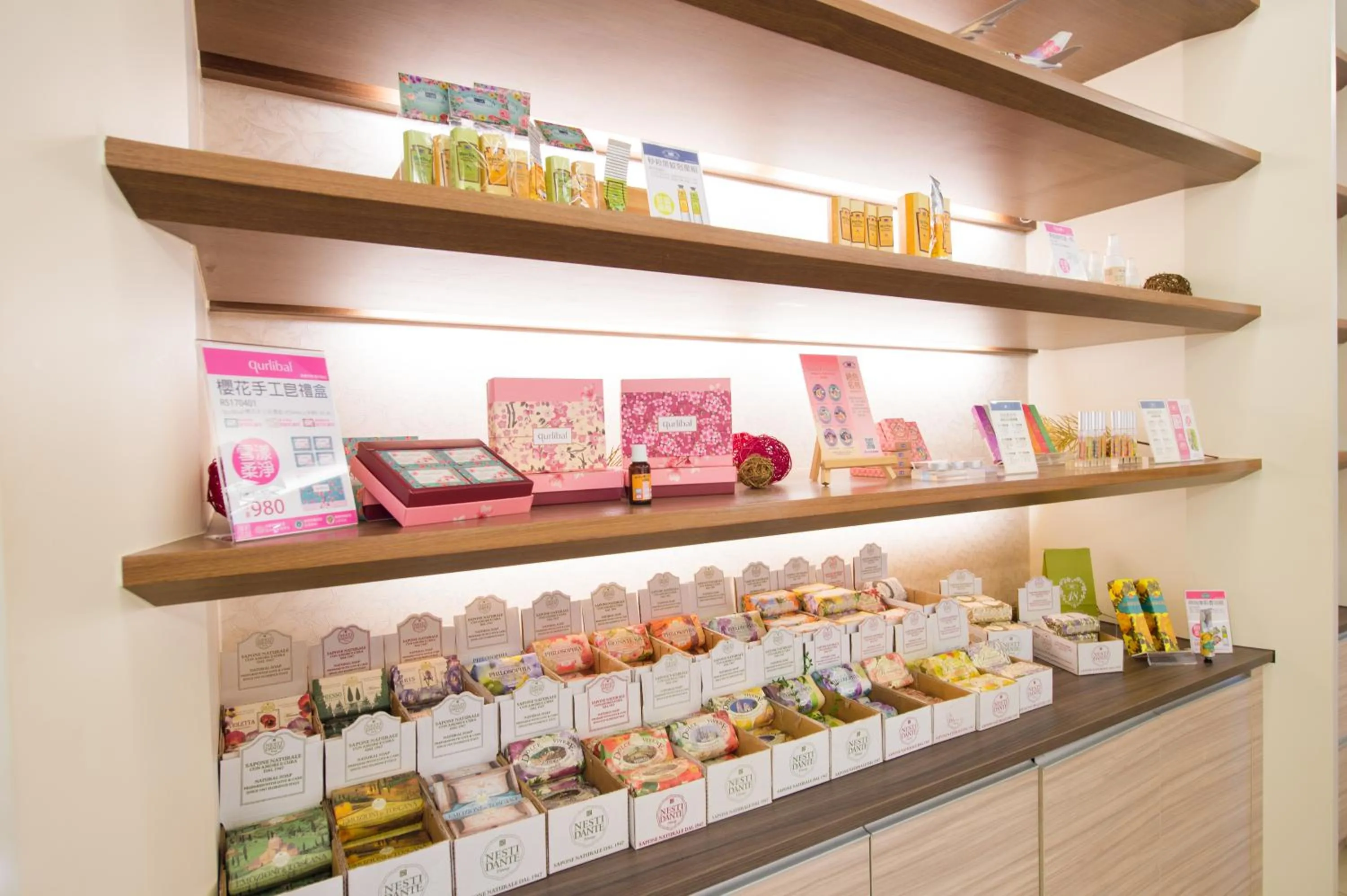 On-site shops in Yundeng Landscape Hotel