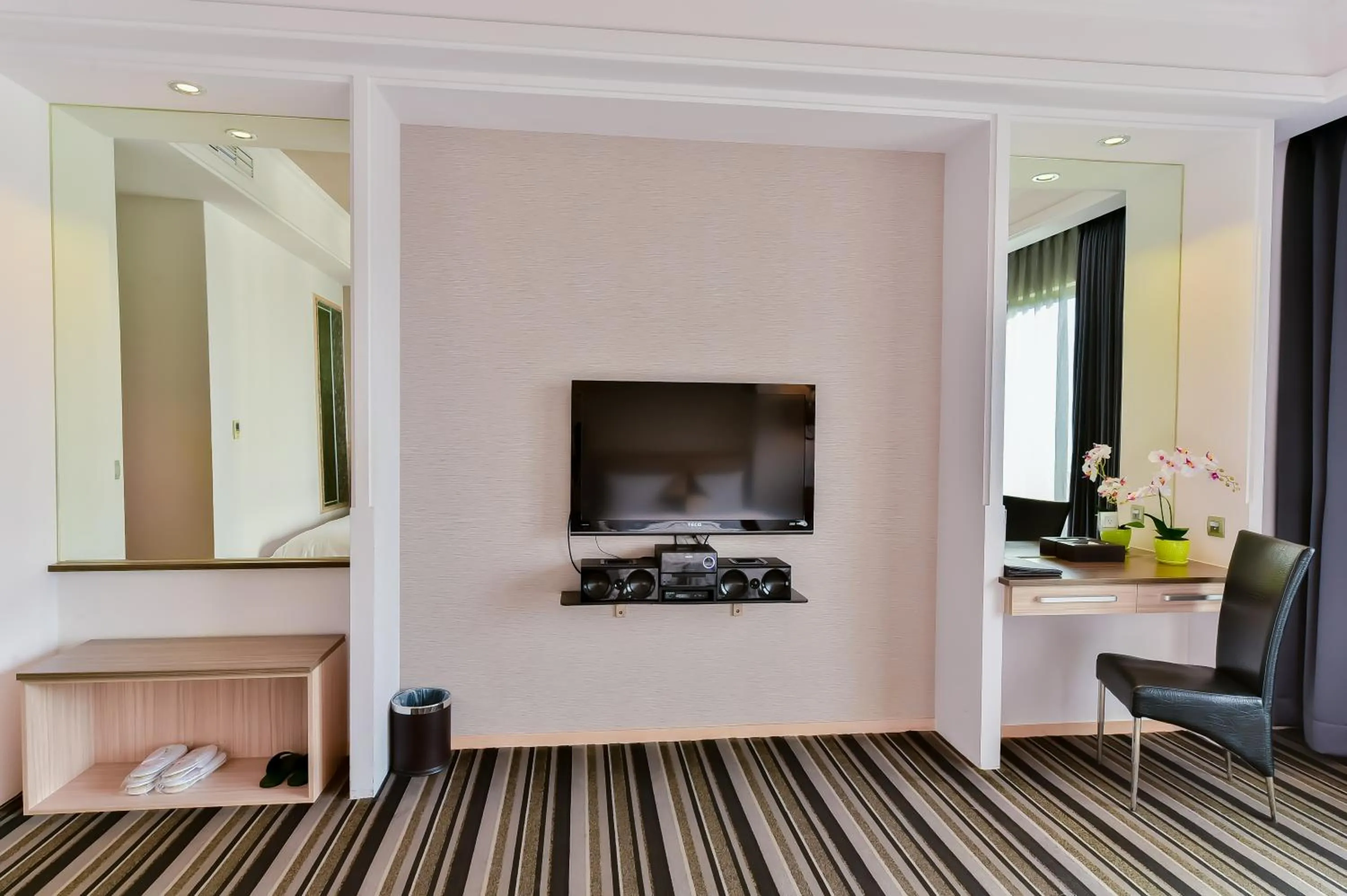 TV and multimedia in Yundeng Landscape Hotel