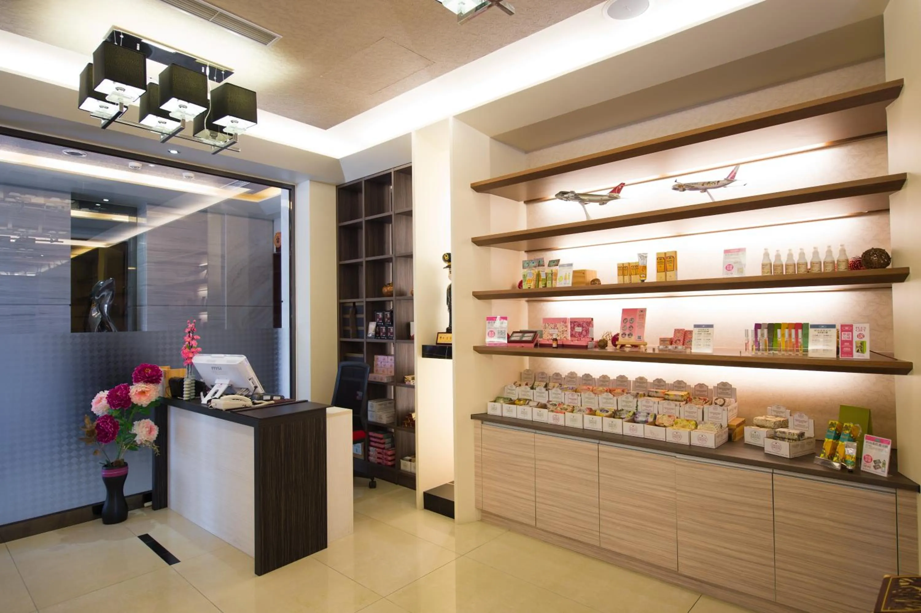 On-site shops in Yundeng Landscape Hotel