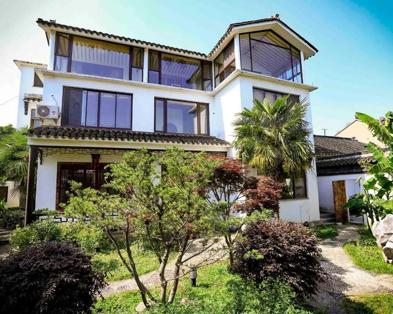 Facade/entrance in Pure-Land Villa