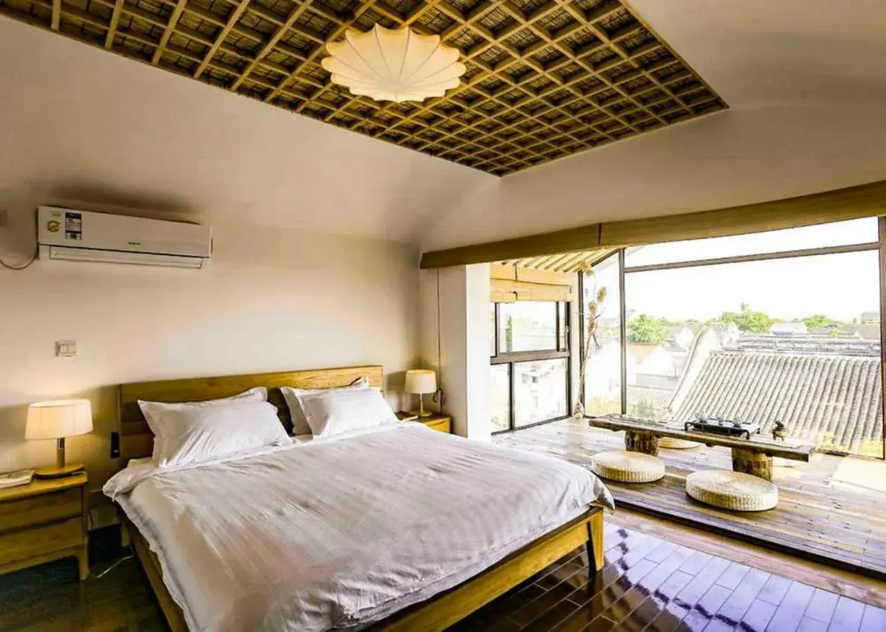 King Suite with Balcony - single occupancy in Pure-Land Villa King Suite with Balcony - single occupancy in Pure-Land Villa