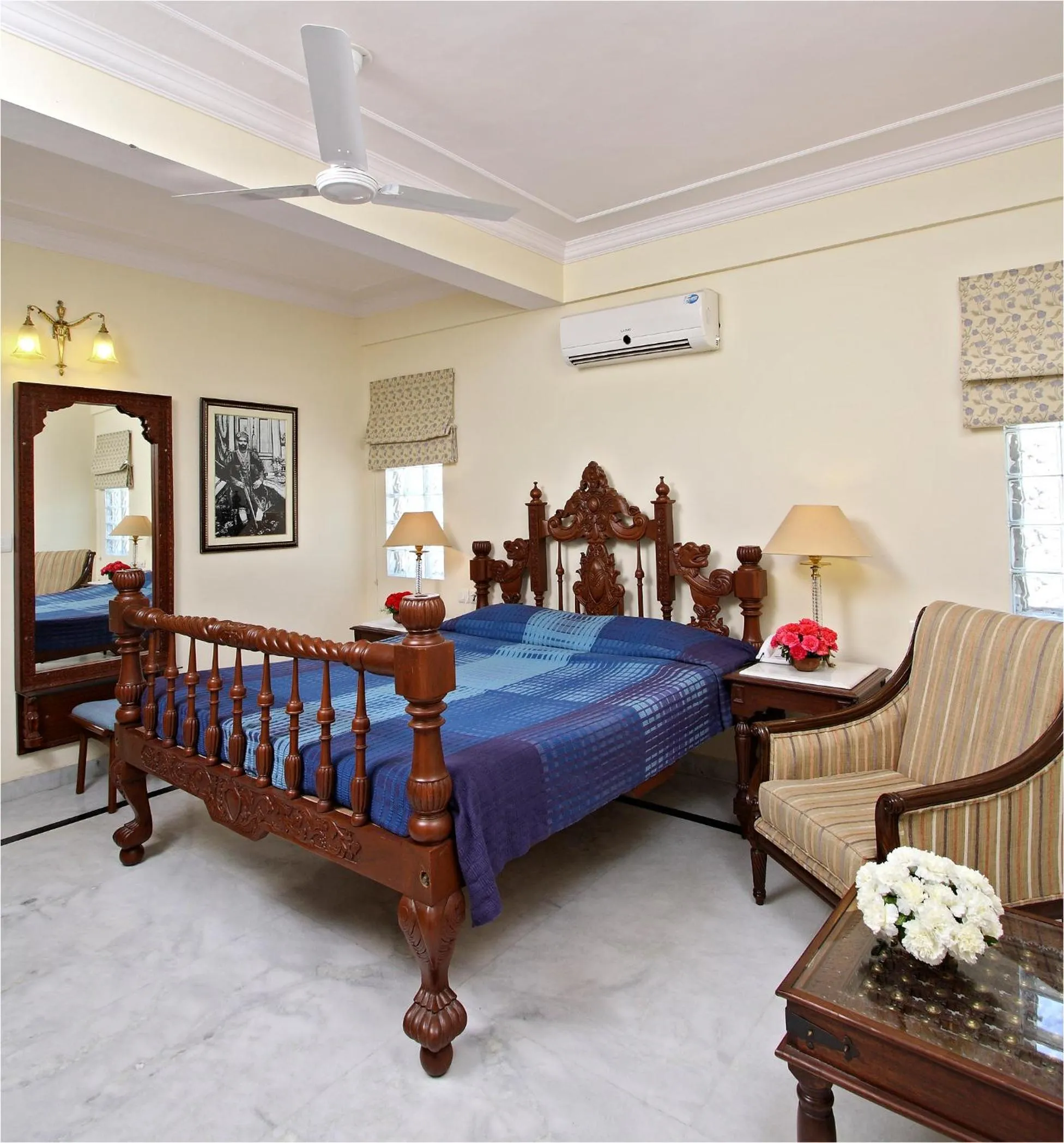 Photo of the whole room, Bed in Mandawa Haveli