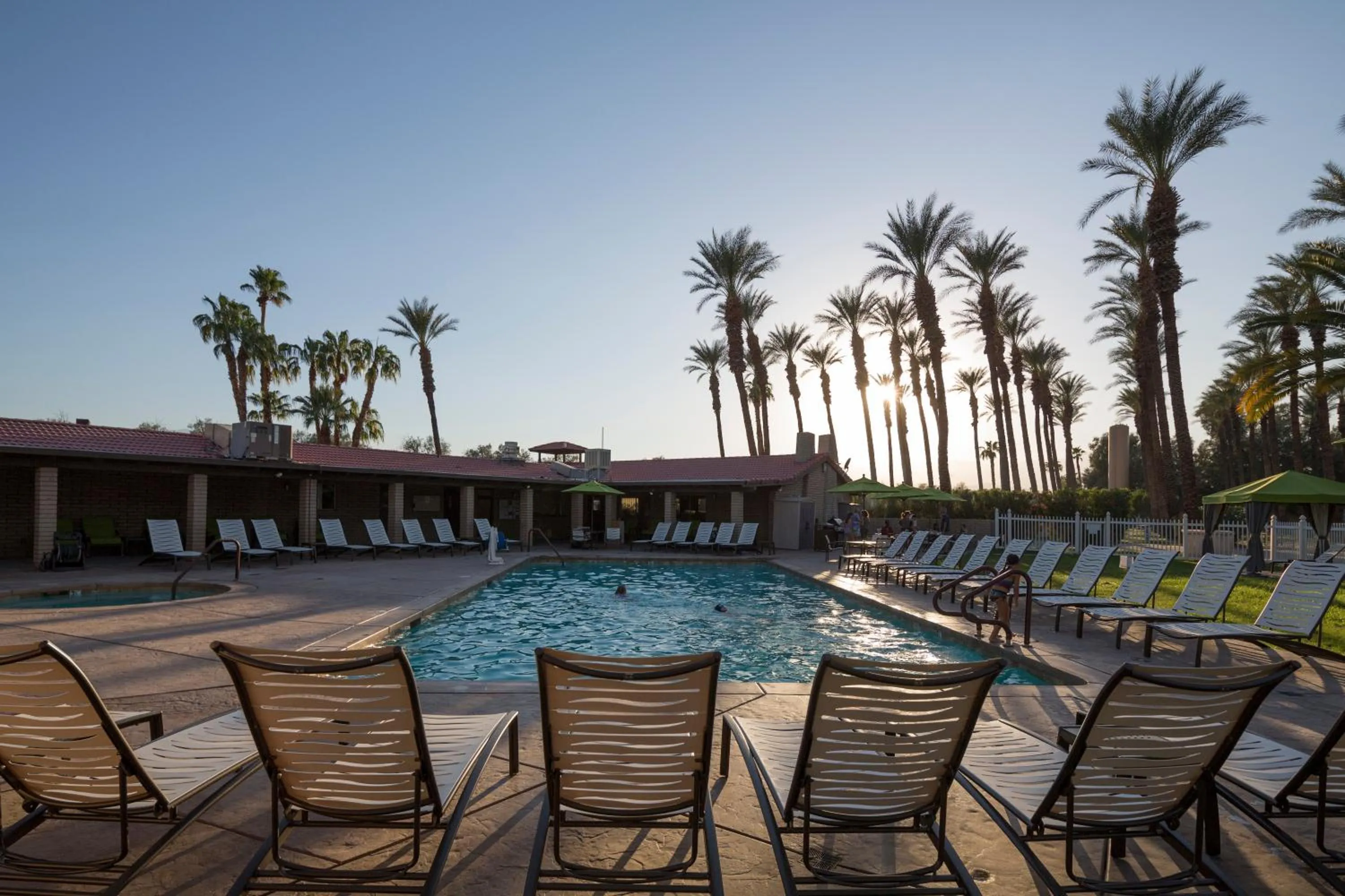Swimming pool in Palm Springs Camping Resort Cabin 3