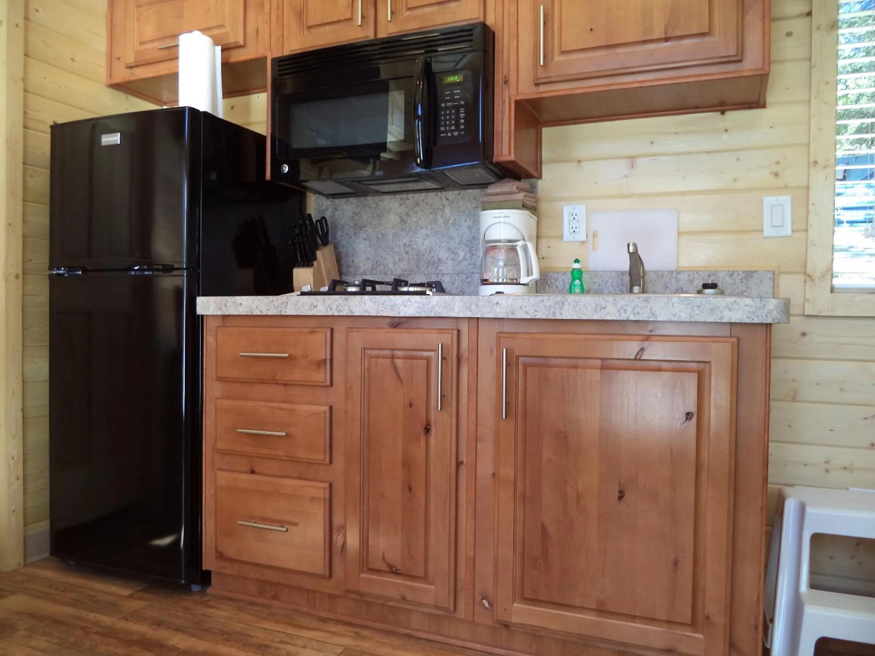 Kitchen or kitchenette in Palm Springs Camping Resort Cabin 3