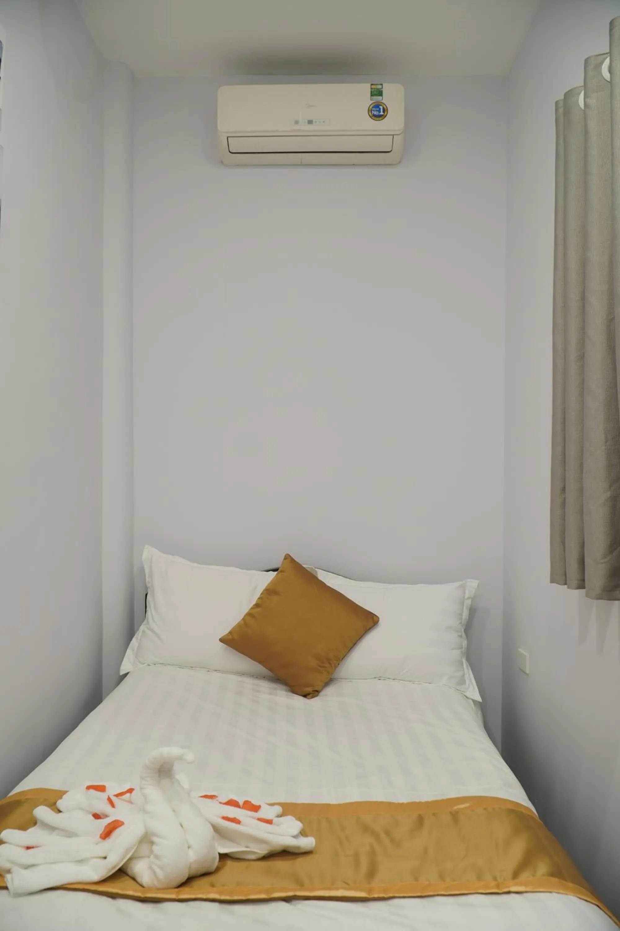 Bed in Thức at 3am - Old Quarter Hanoi Lotus