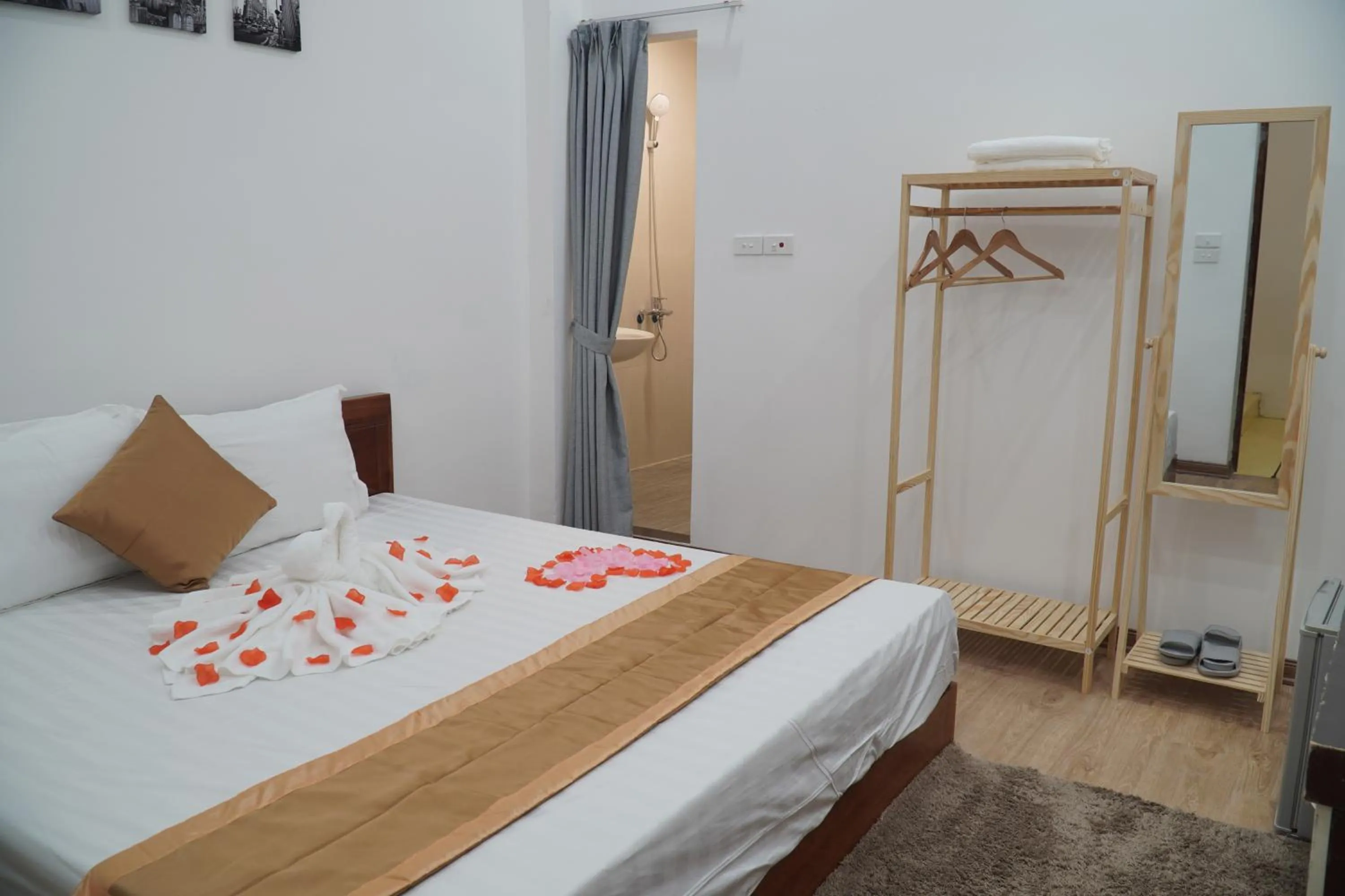 Photo of the whole room, Bed in Thức at 3am - Old Quarter Hanoi Lotus