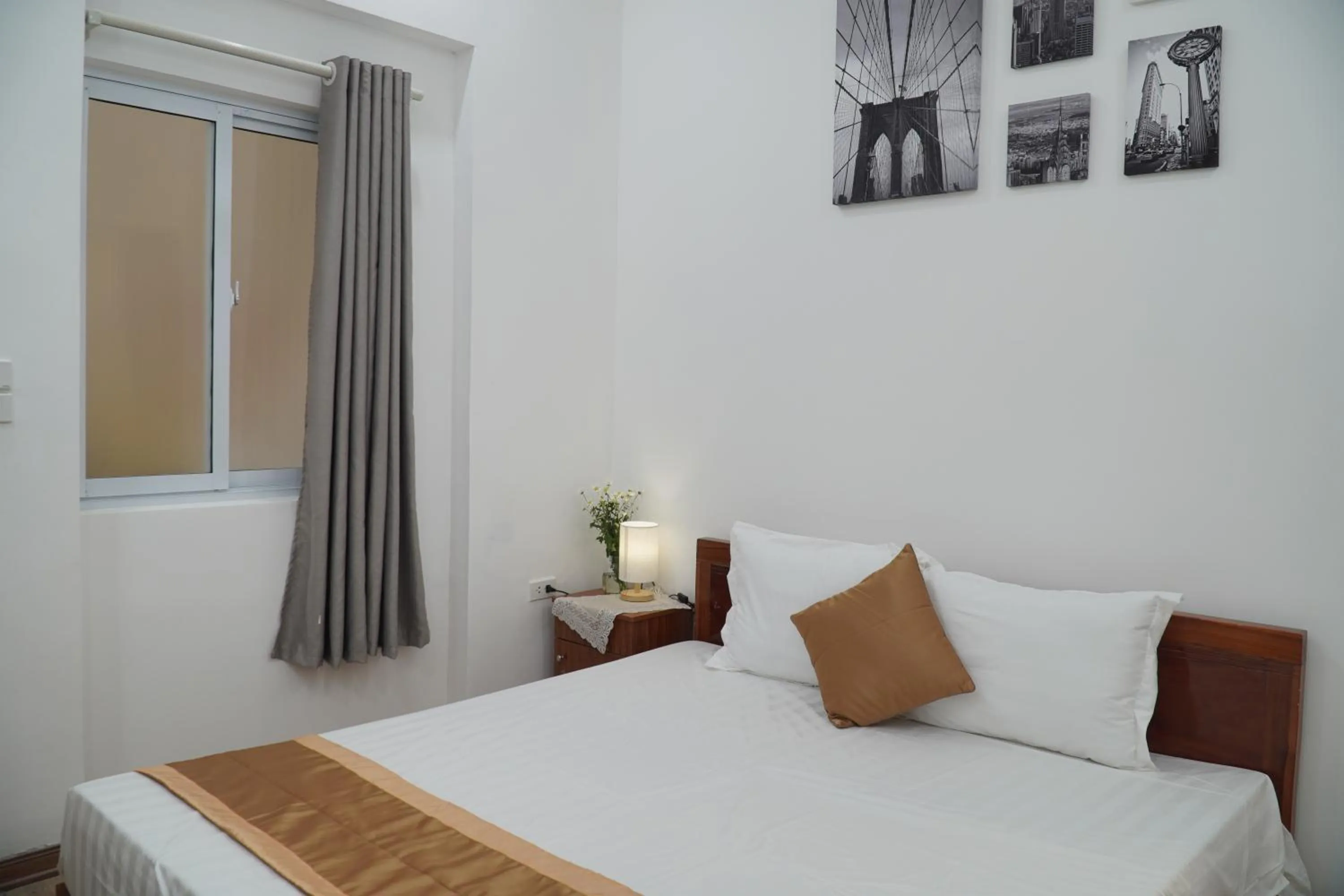 Photo of the whole room, Bed in Thức at 3am - Old Quarter Hanoi Lotus