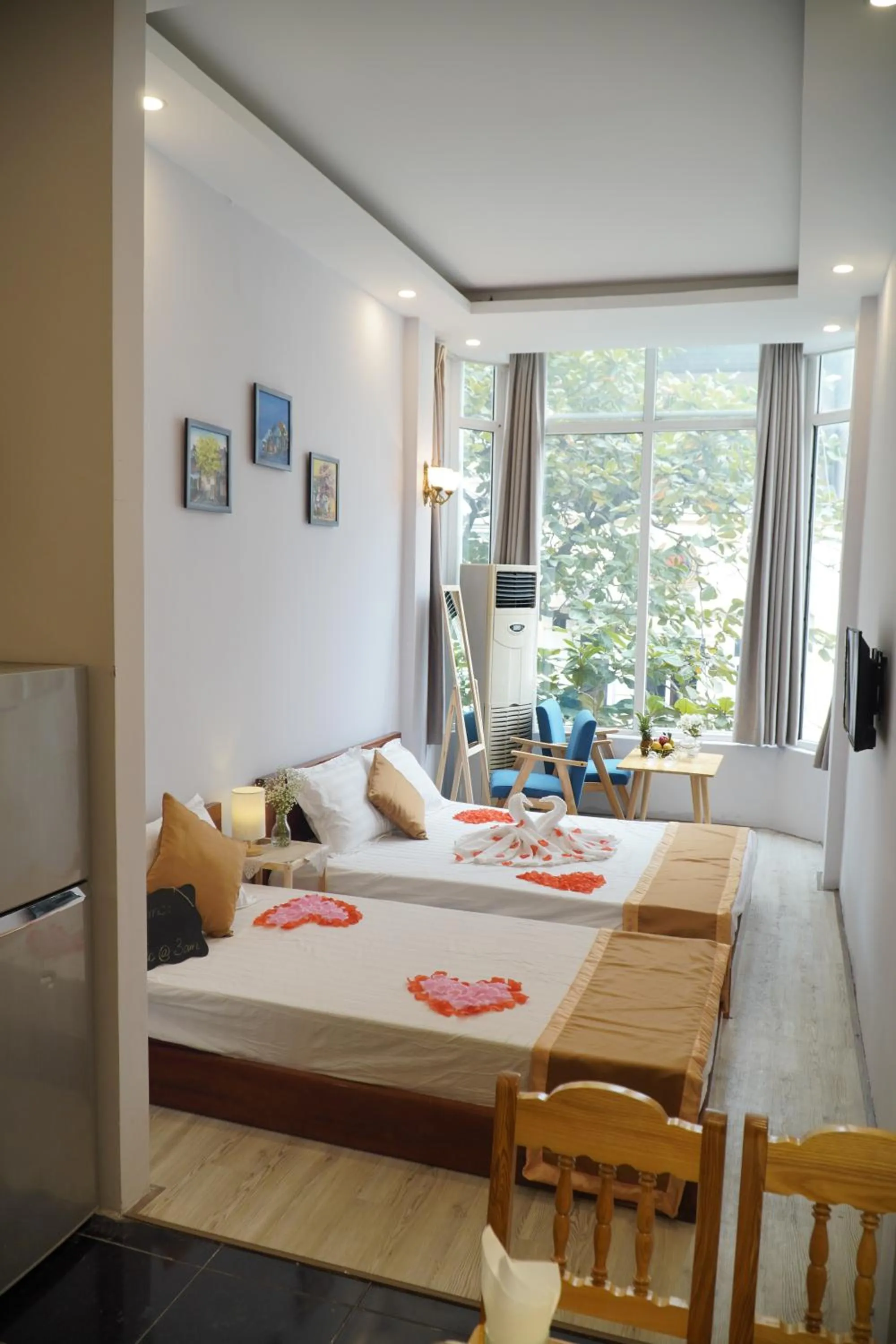 Photo of the whole room in Thức at 3am - Old Quarter Hanoi Lotus