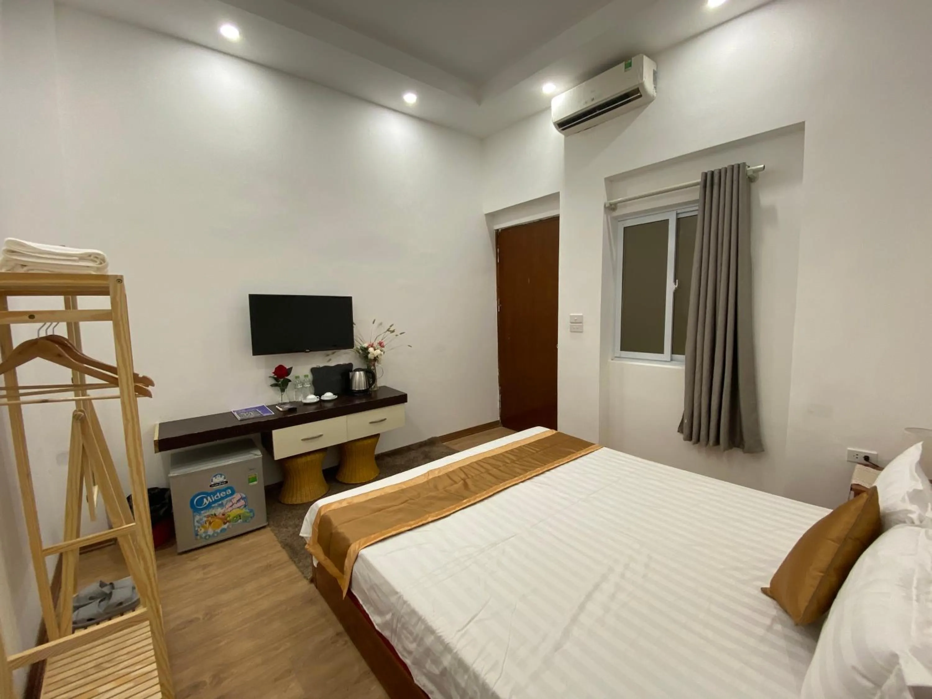 Photo of the whole room, Bed in Thức at 3am - Old Quarter Hanoi Lotus