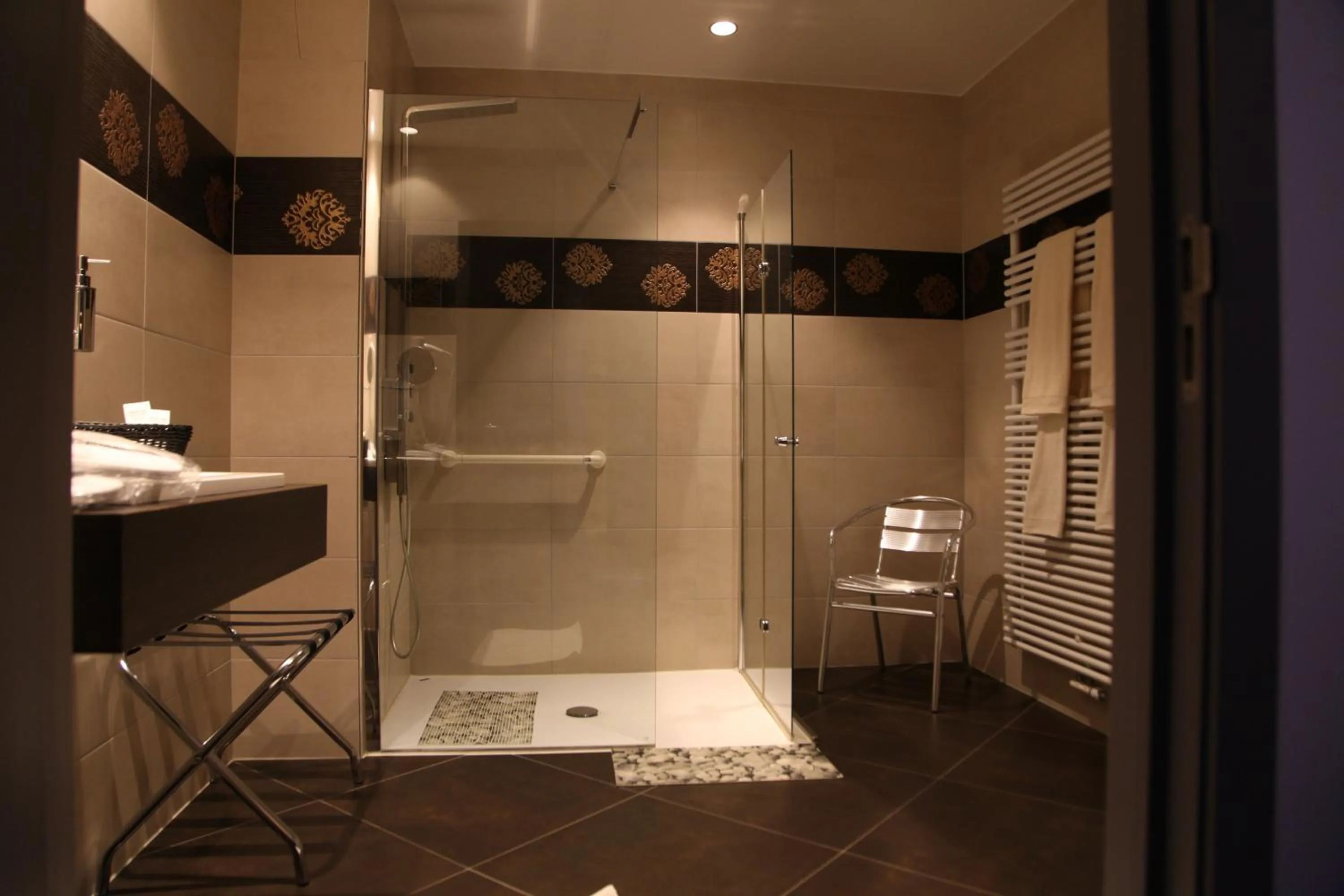 Shower in Hotel Callecanes