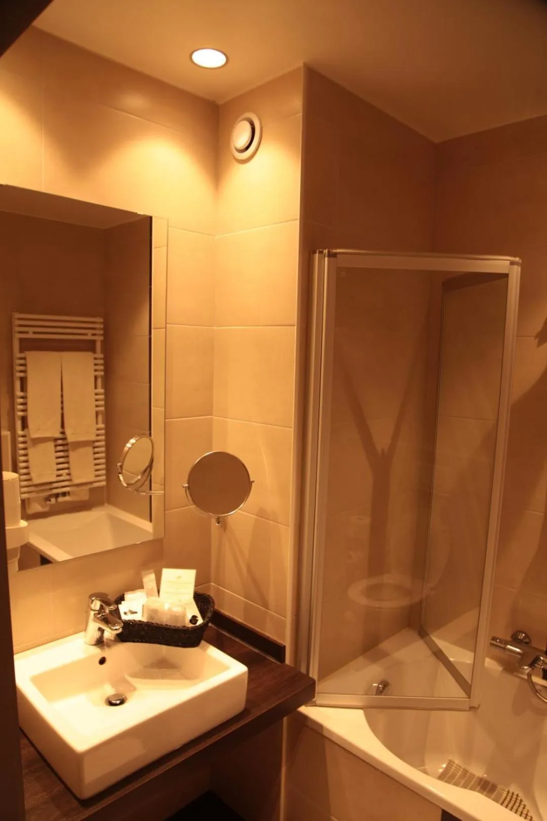 Bathroom in Hotel Callecanes