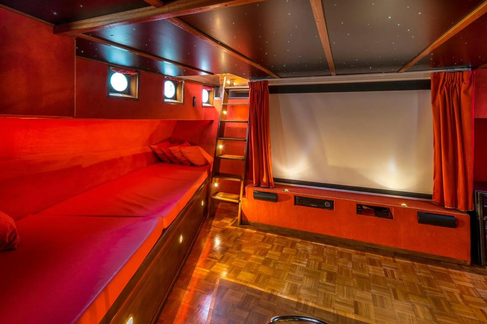 TV and multimedia in Asile Flottant