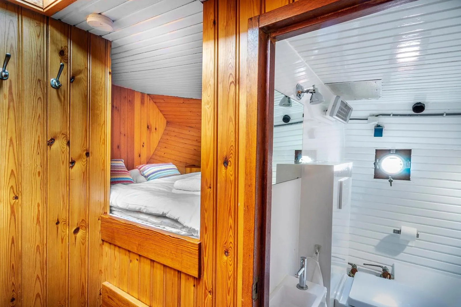 Bathroom, Bed in Asile Flottant