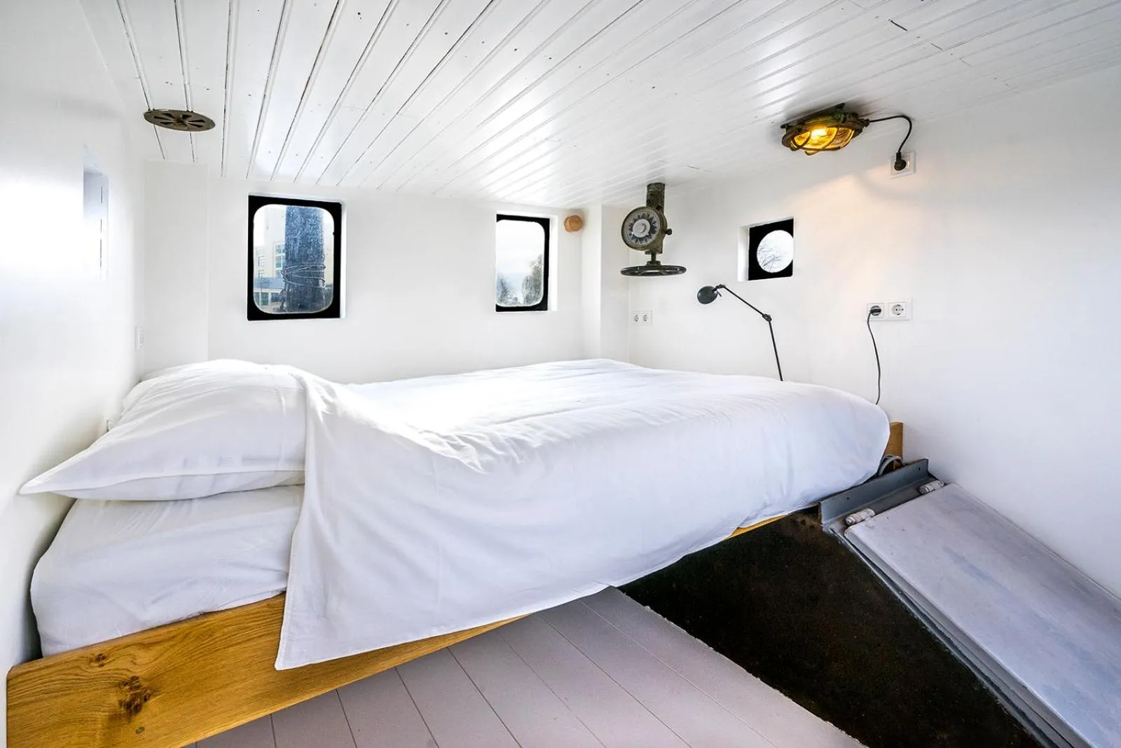 Bed in Asile Flottant