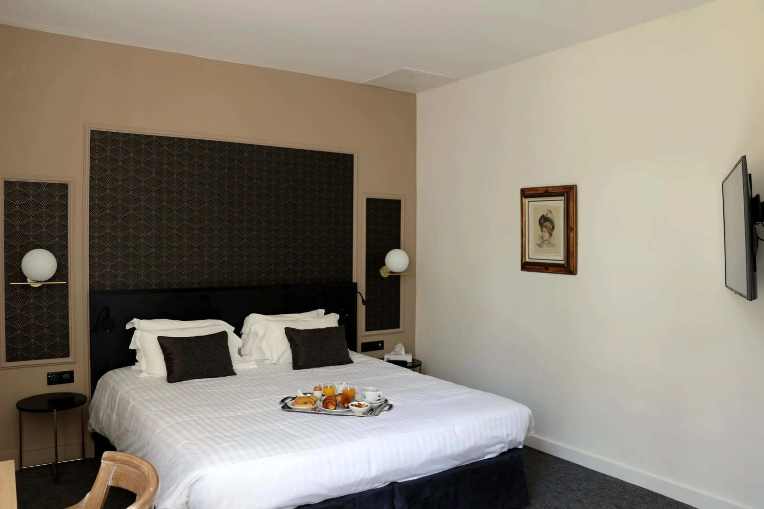 Bed in Hôtel Anne d'Anjou, The Originals Collection