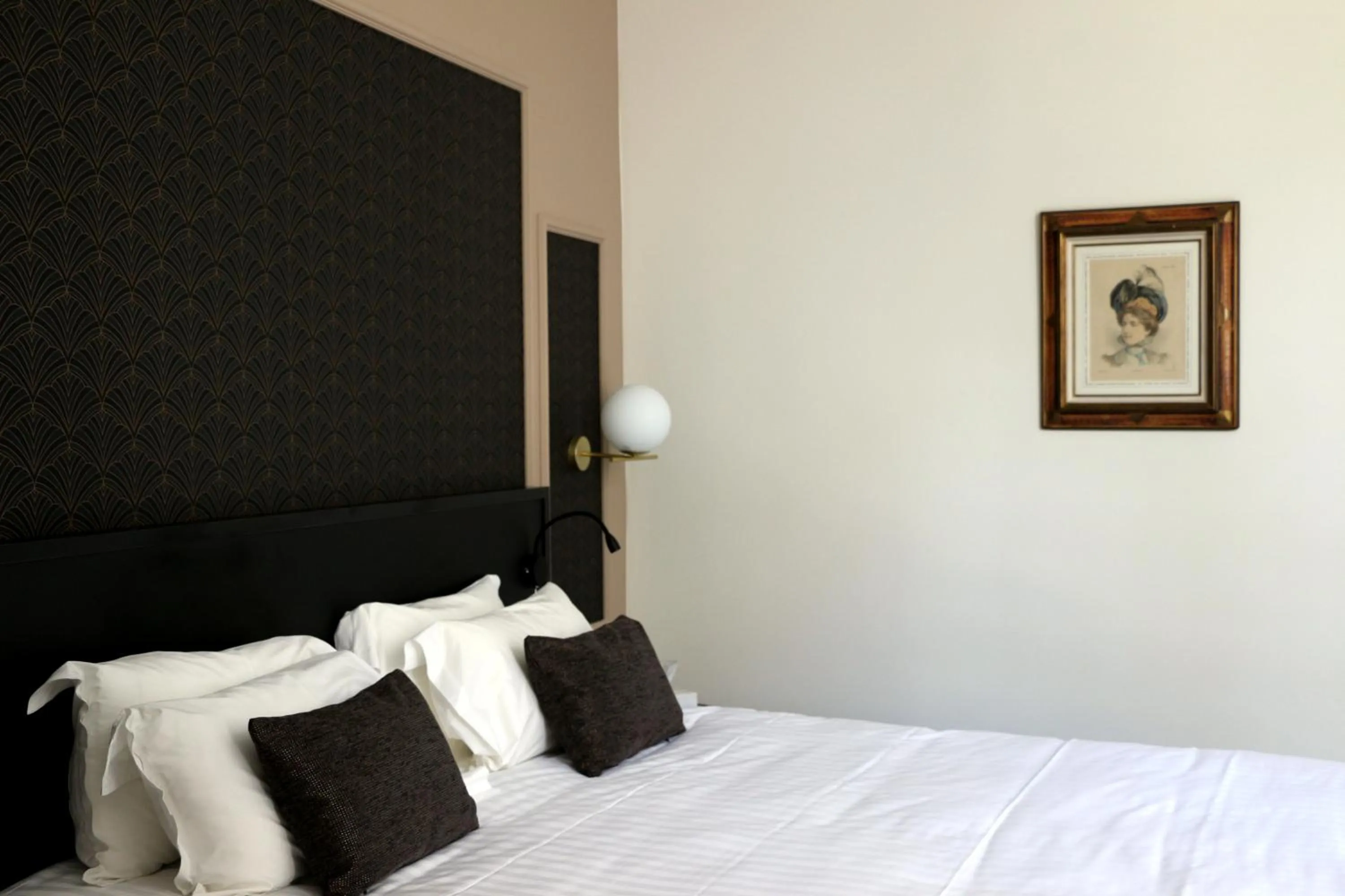 Bed in Hôtel Anne d'Anjou, The Originals Collection